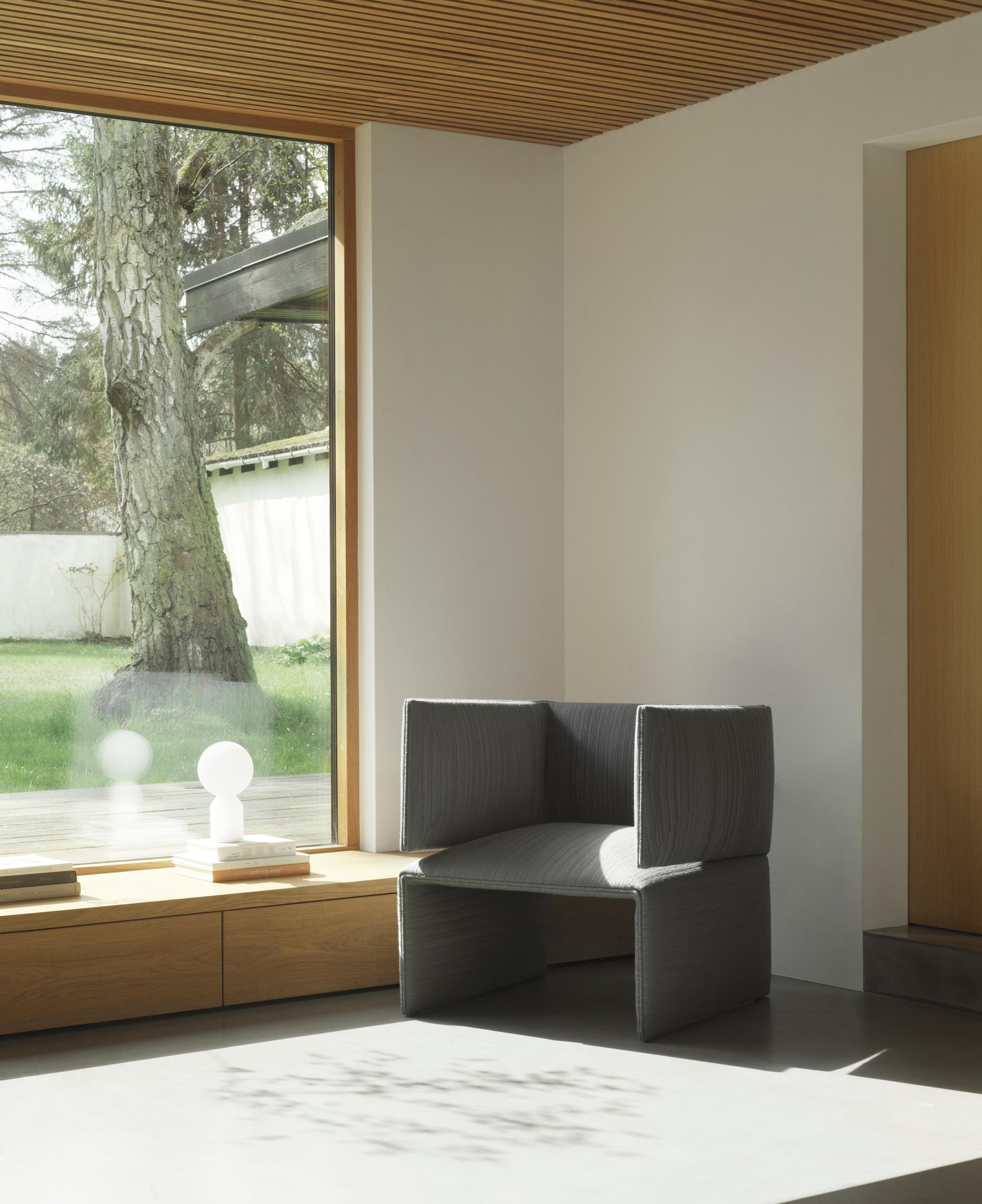 Upholstered fold armchair