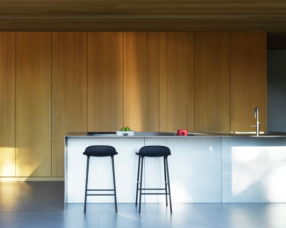 Hocker Formgrau mit einer goldenen Basis