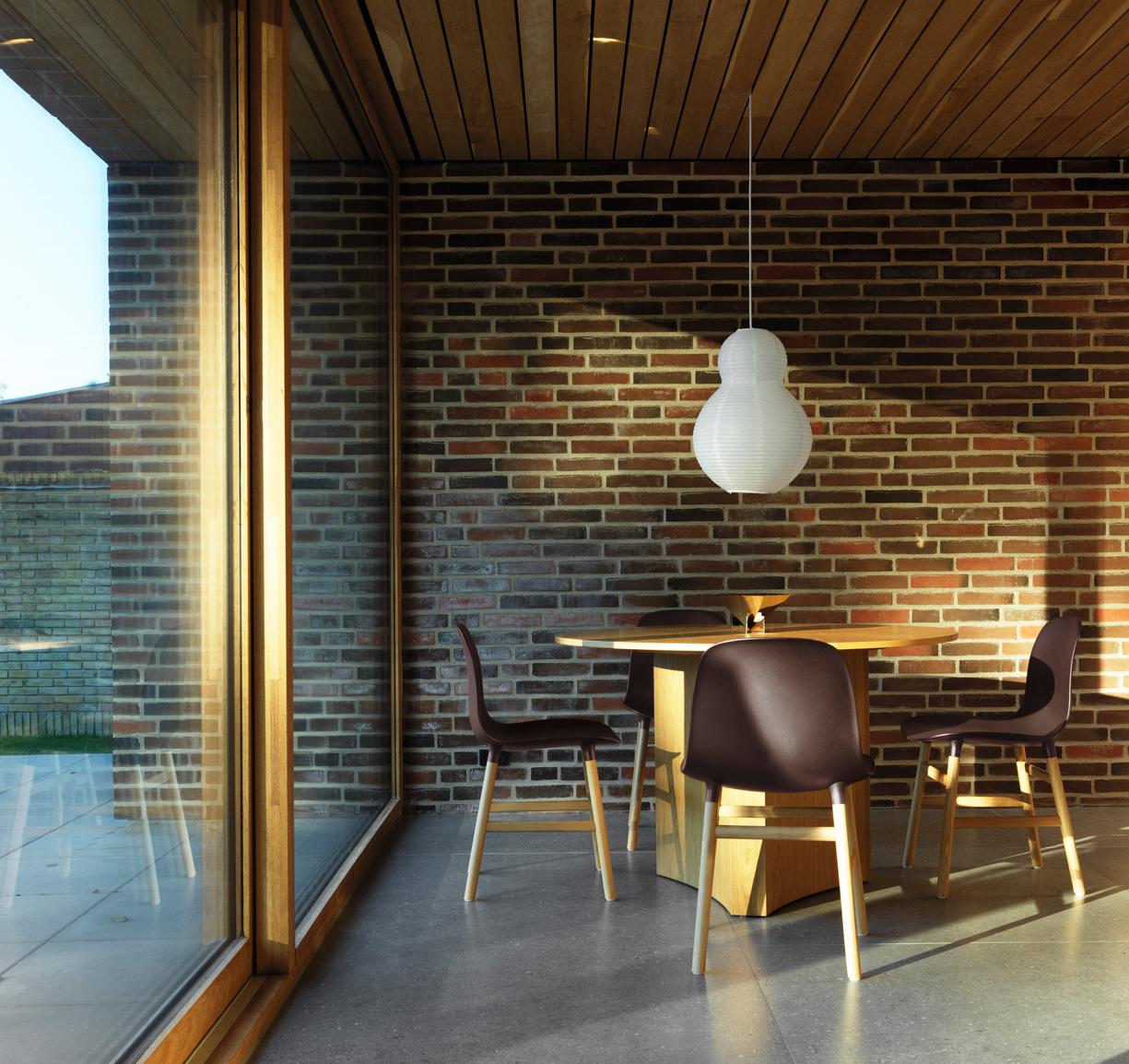 Stoel FORM blauw met zwarte eiken basis