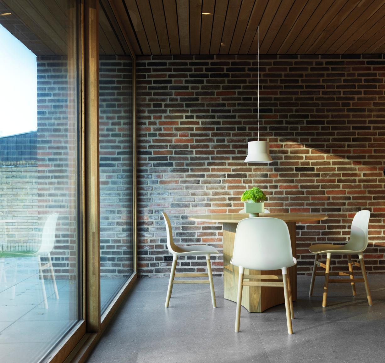 Stoel FORM blauw met zwarte eiken basis