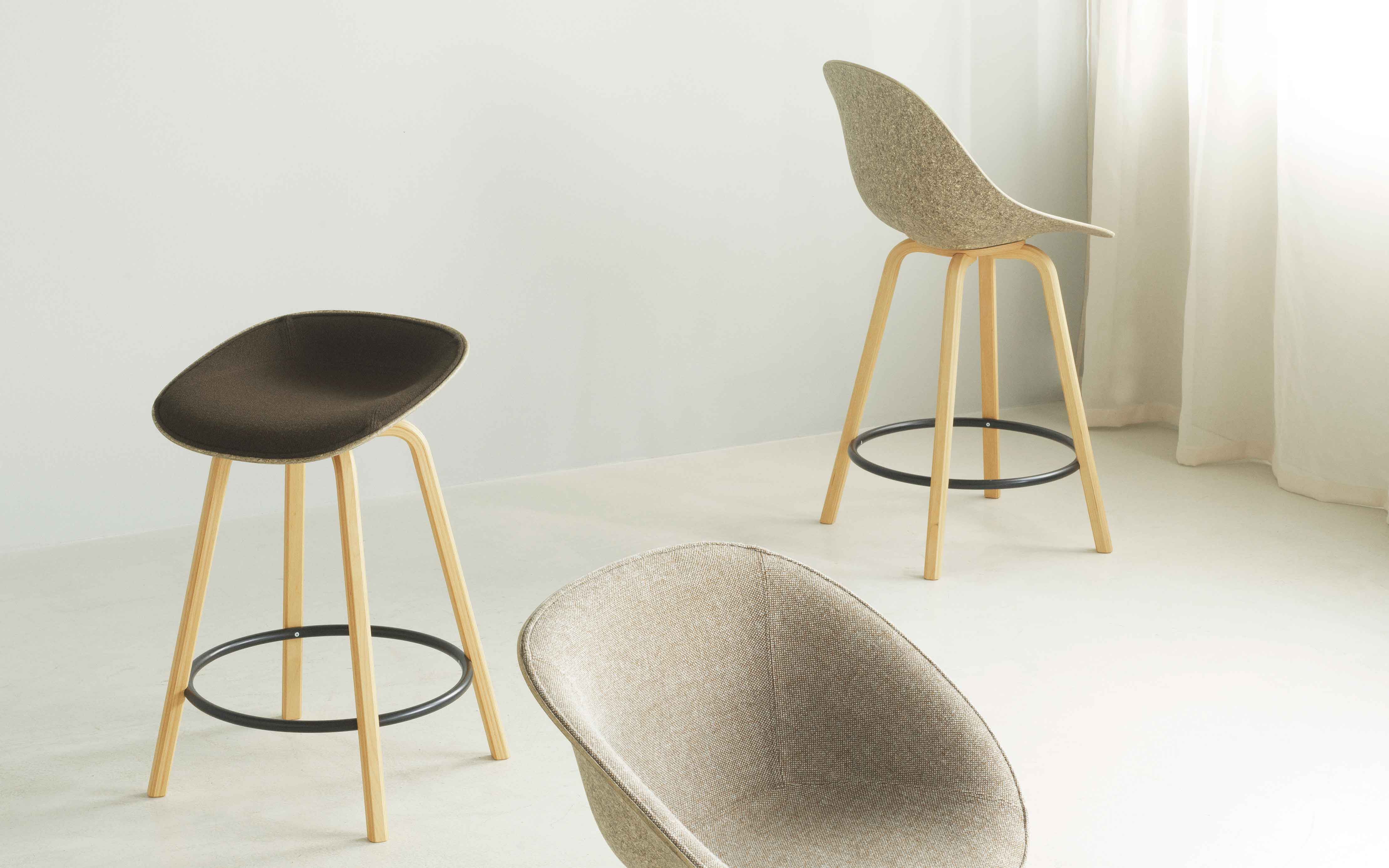 Barkruk MAT ARMCHAIR beige met beukenhouten basis