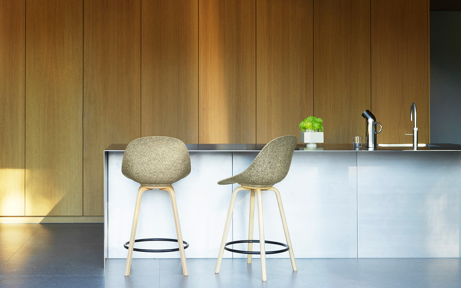 Barkruk MAT ARMCHAIR beige met beukenhouten basis