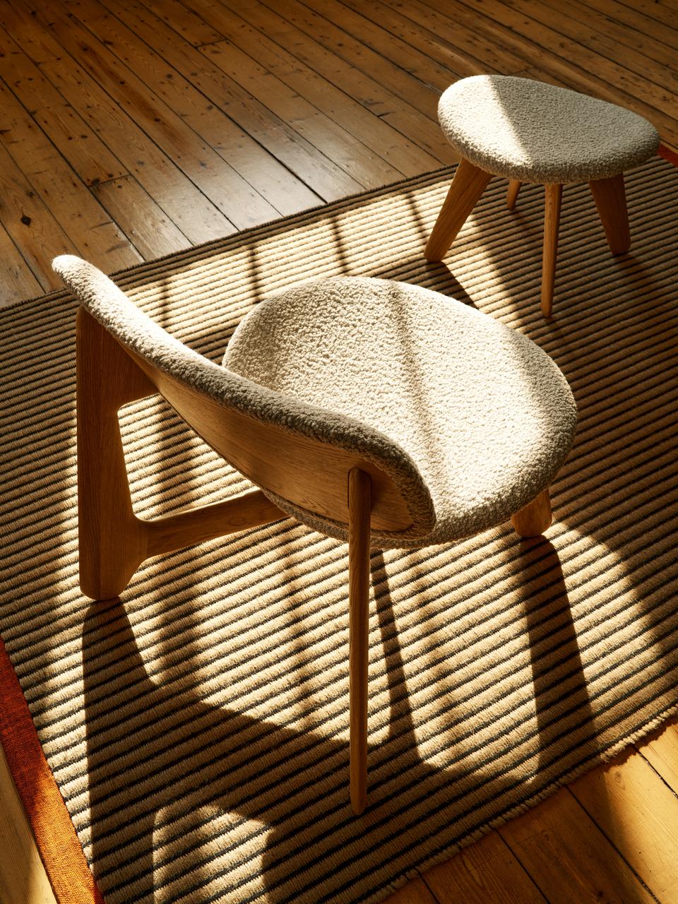 Fotel SLAB beżowy boucle z dębową podstawą do salonu – Tom Dixon