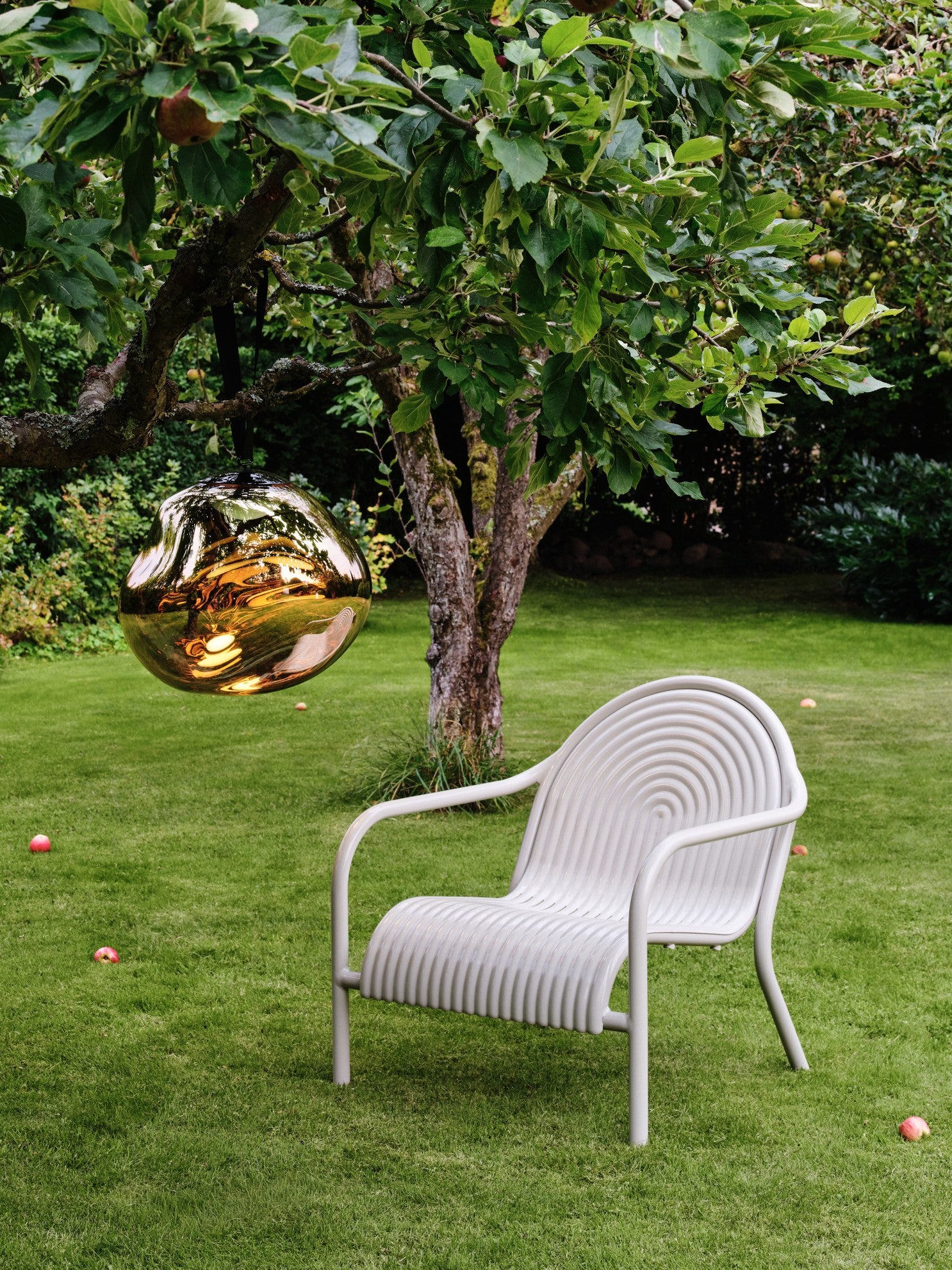 Fotel zewnętrzny GROOVE złamana biel – Tom Dixon