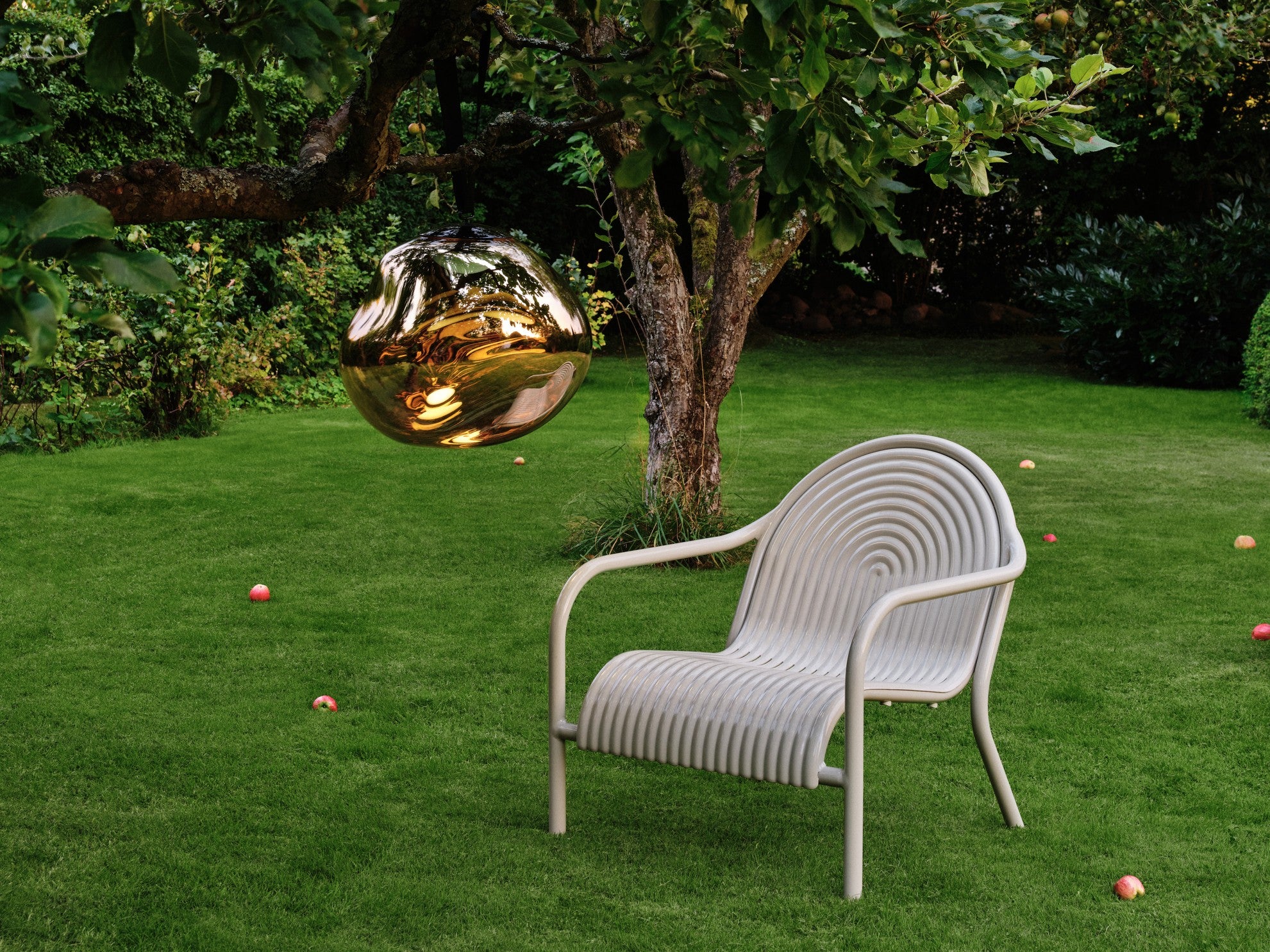 Fotel zewnętrzny GROOVE złamana biel – Tom Dixon