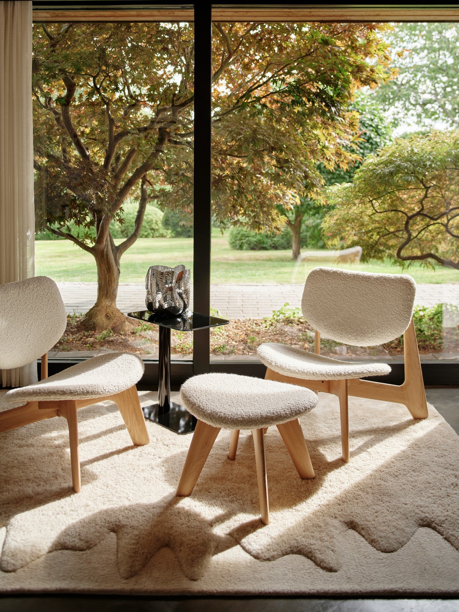 Fotel SLAB beżowy boucle z dębową podstawą, marka Tom Dixon