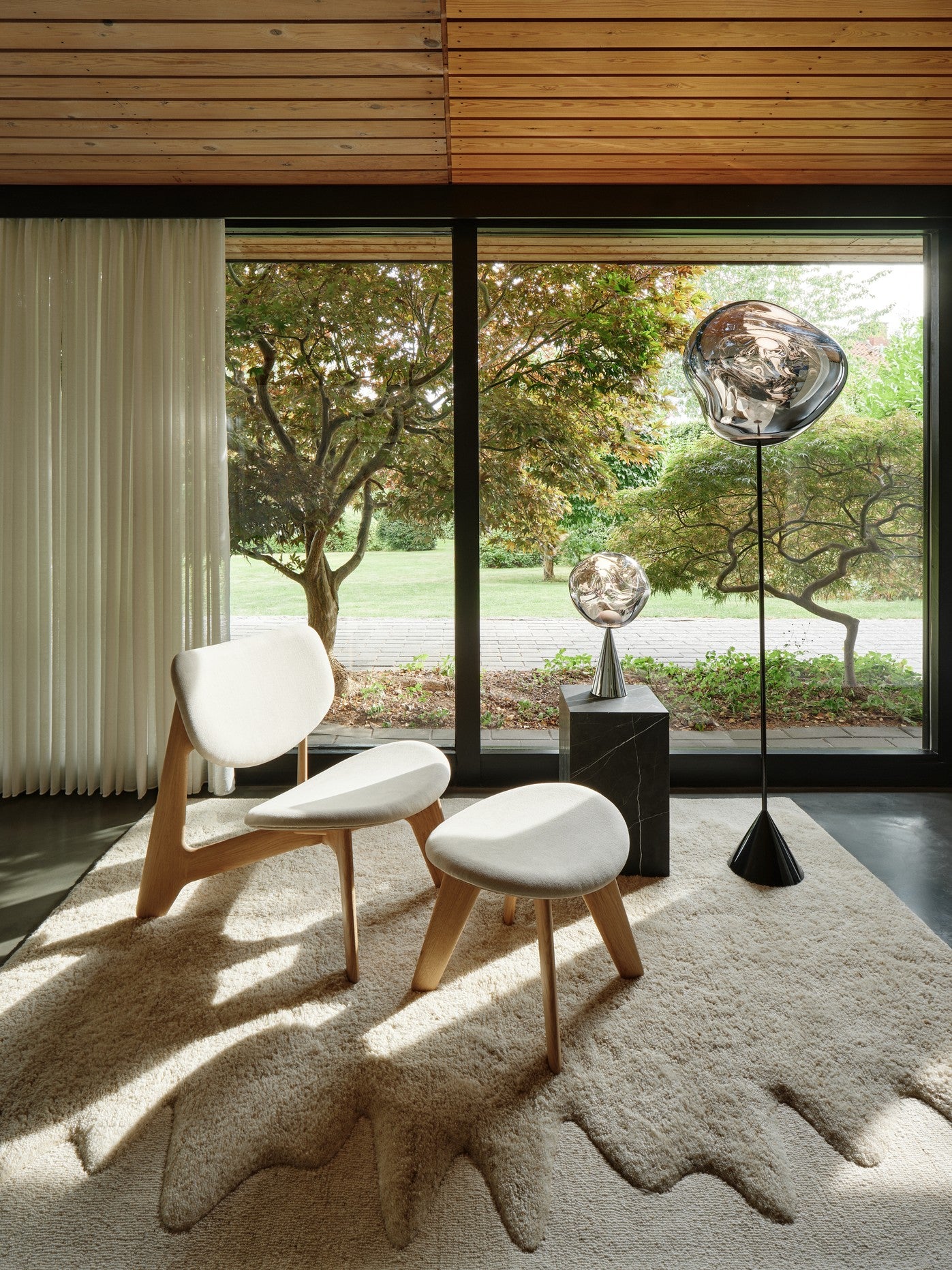 Fotel SLAB crème met eiken basis