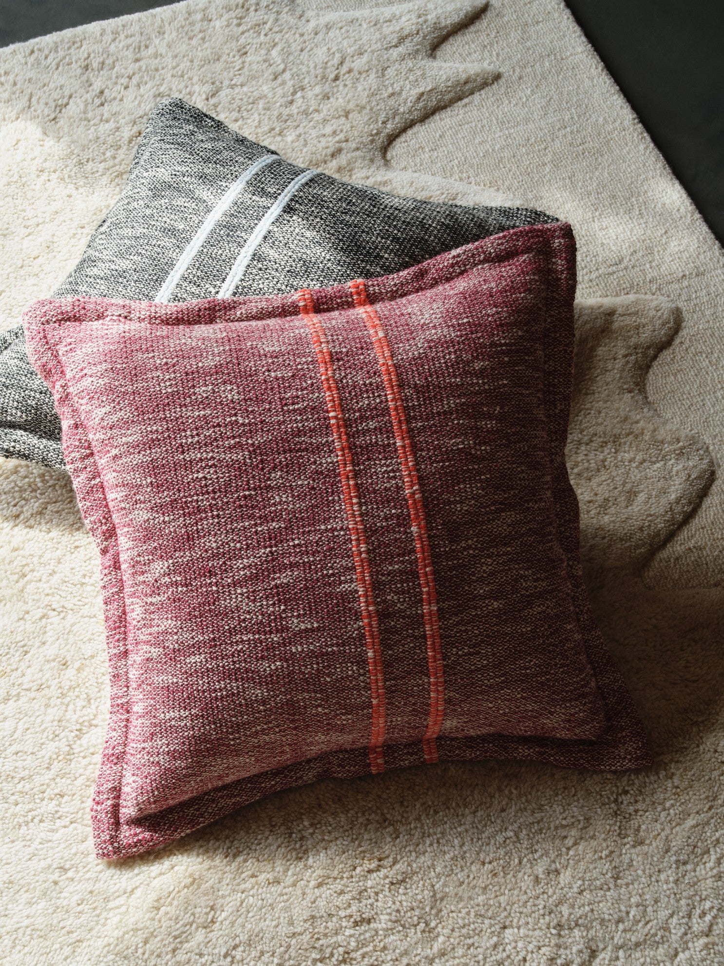 Kissen TRACK schwarz mit Weiß