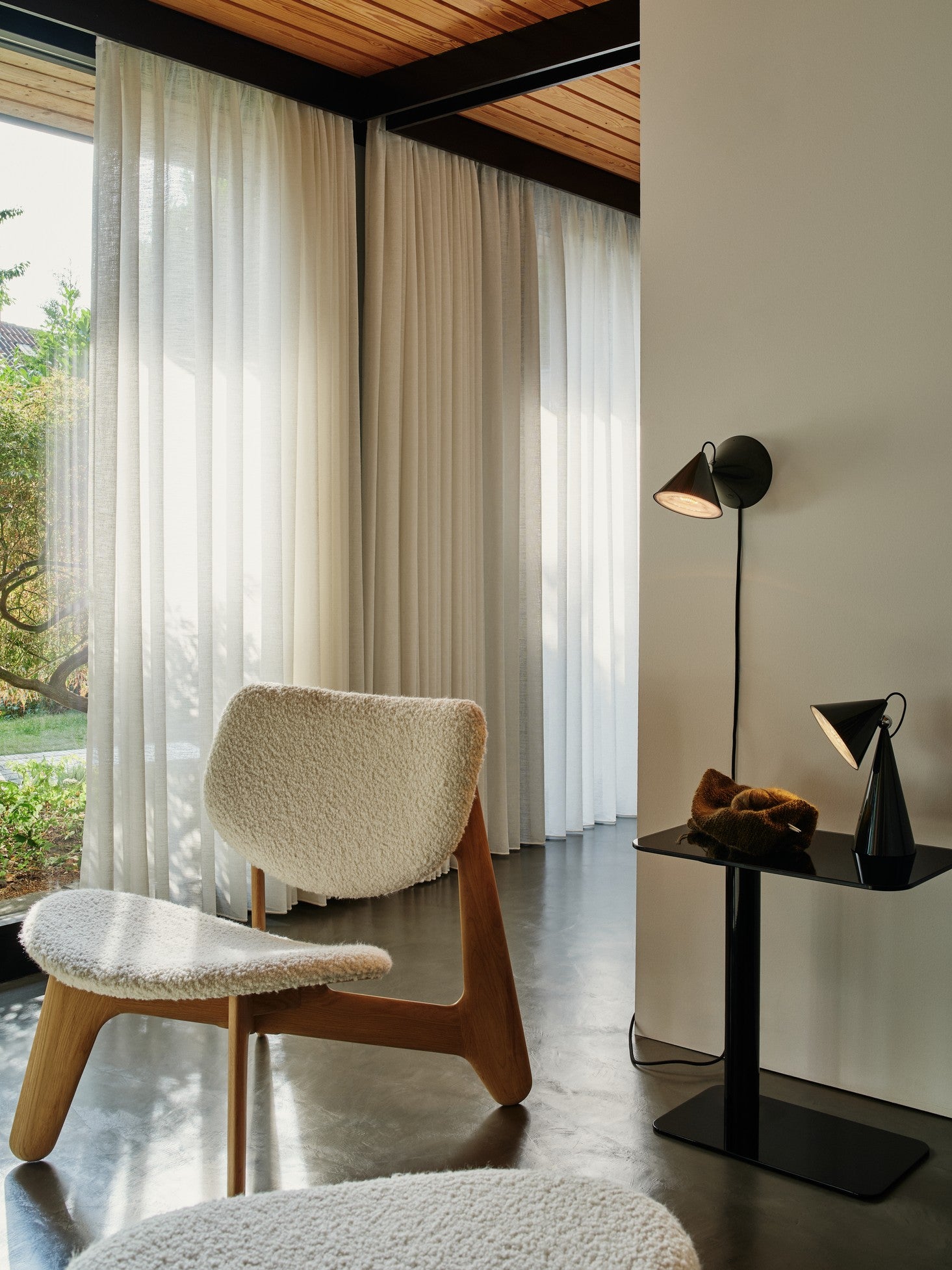 Fotel SLAB beżowy boucle z dębową podstawą – Tom Dixon