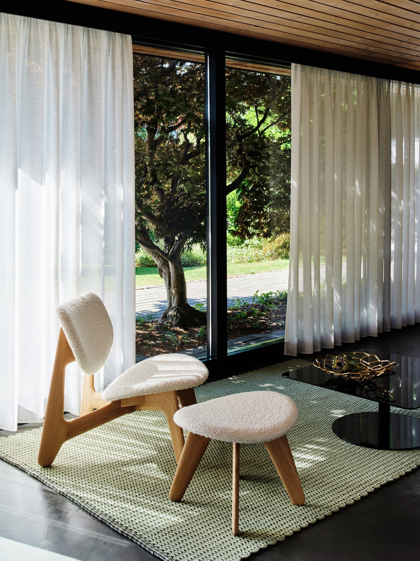 Fotel SLAB beżowy boucle z dębową podstawą do salonu