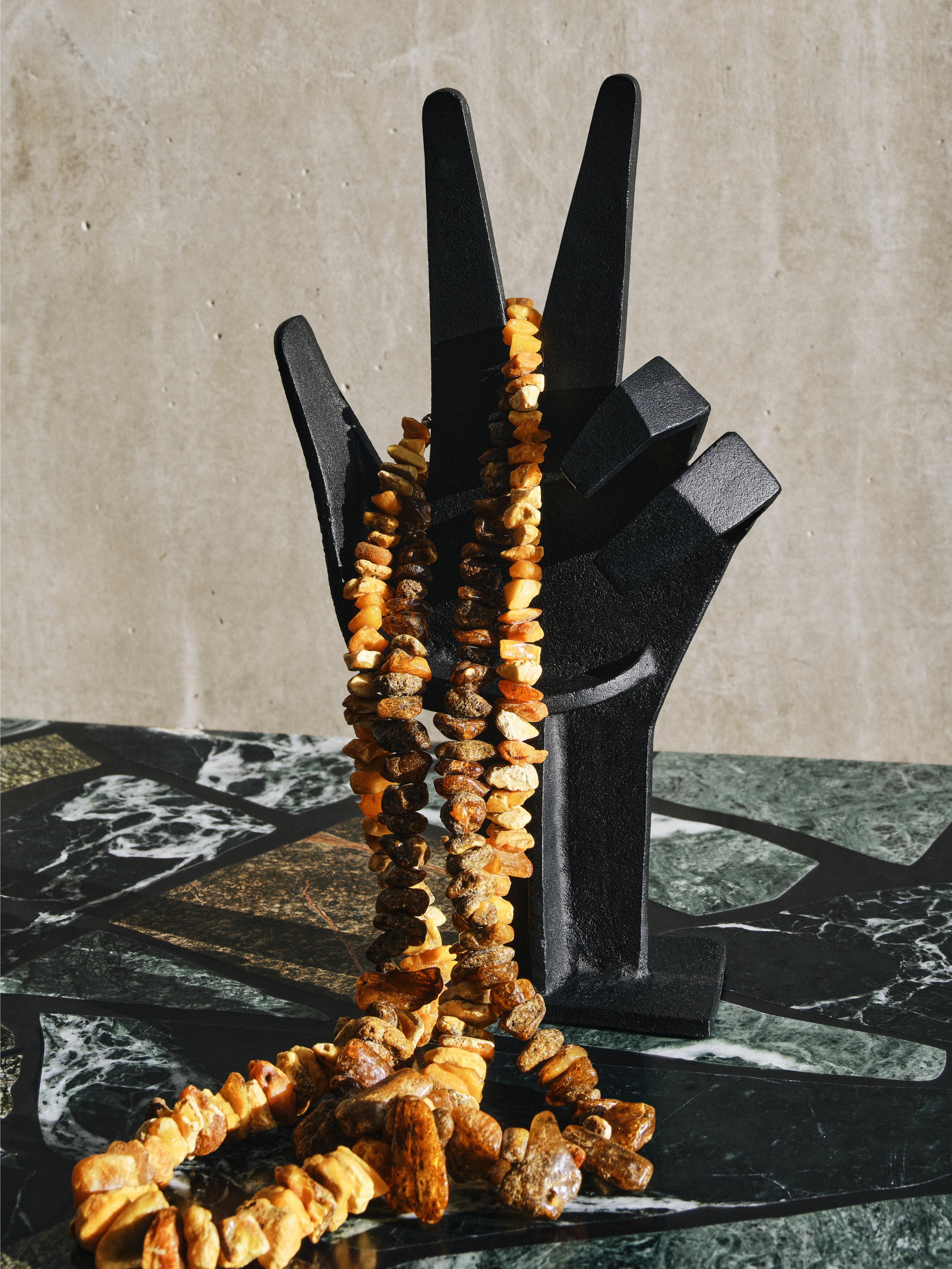 CAST HAND Black Stand