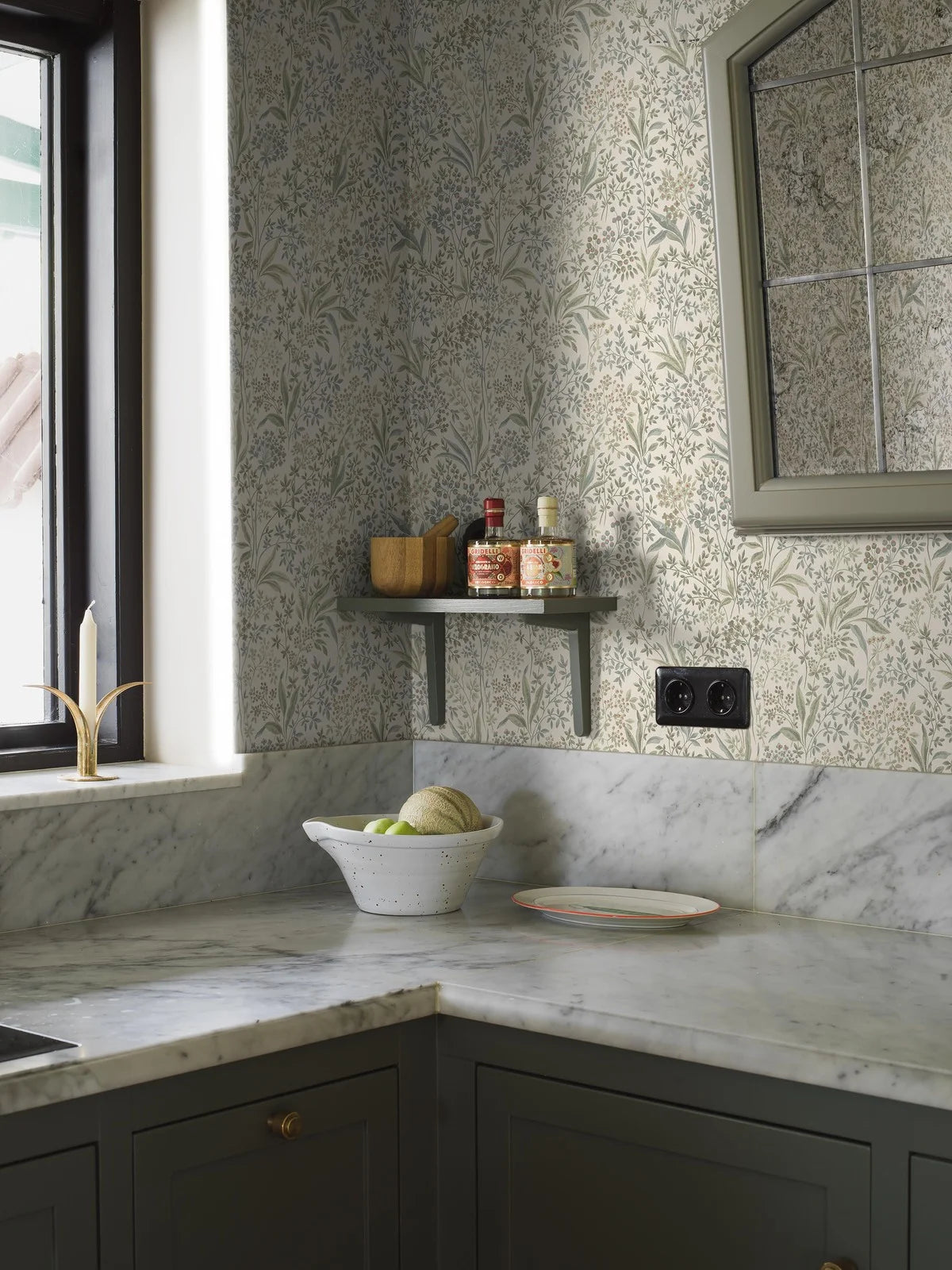 Vliesbehang met plantaal patroon NOCTURNE beige met groen