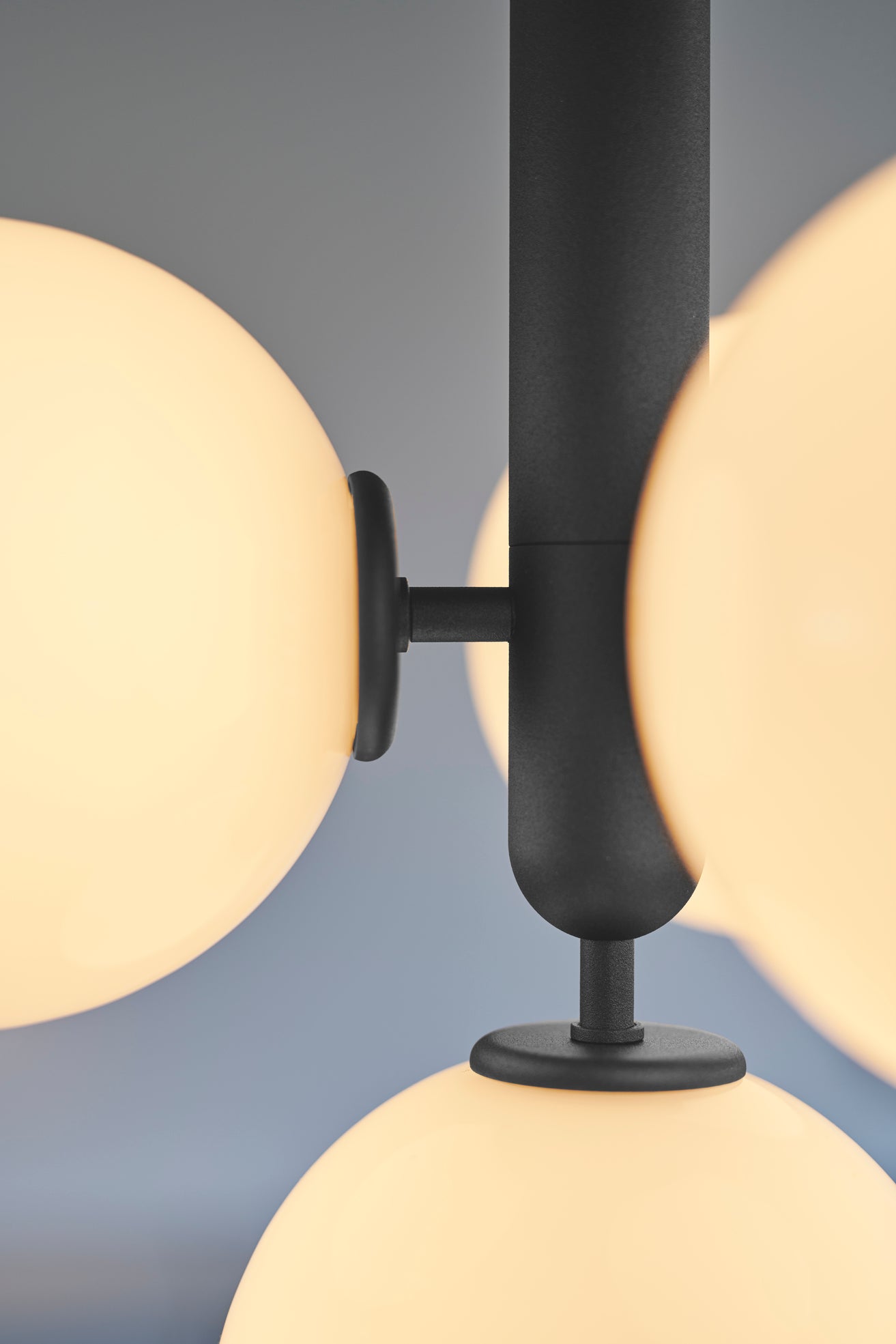 Lampa wisząca MIIRA 4 grafitowy z opalowym szkłem – Nuura