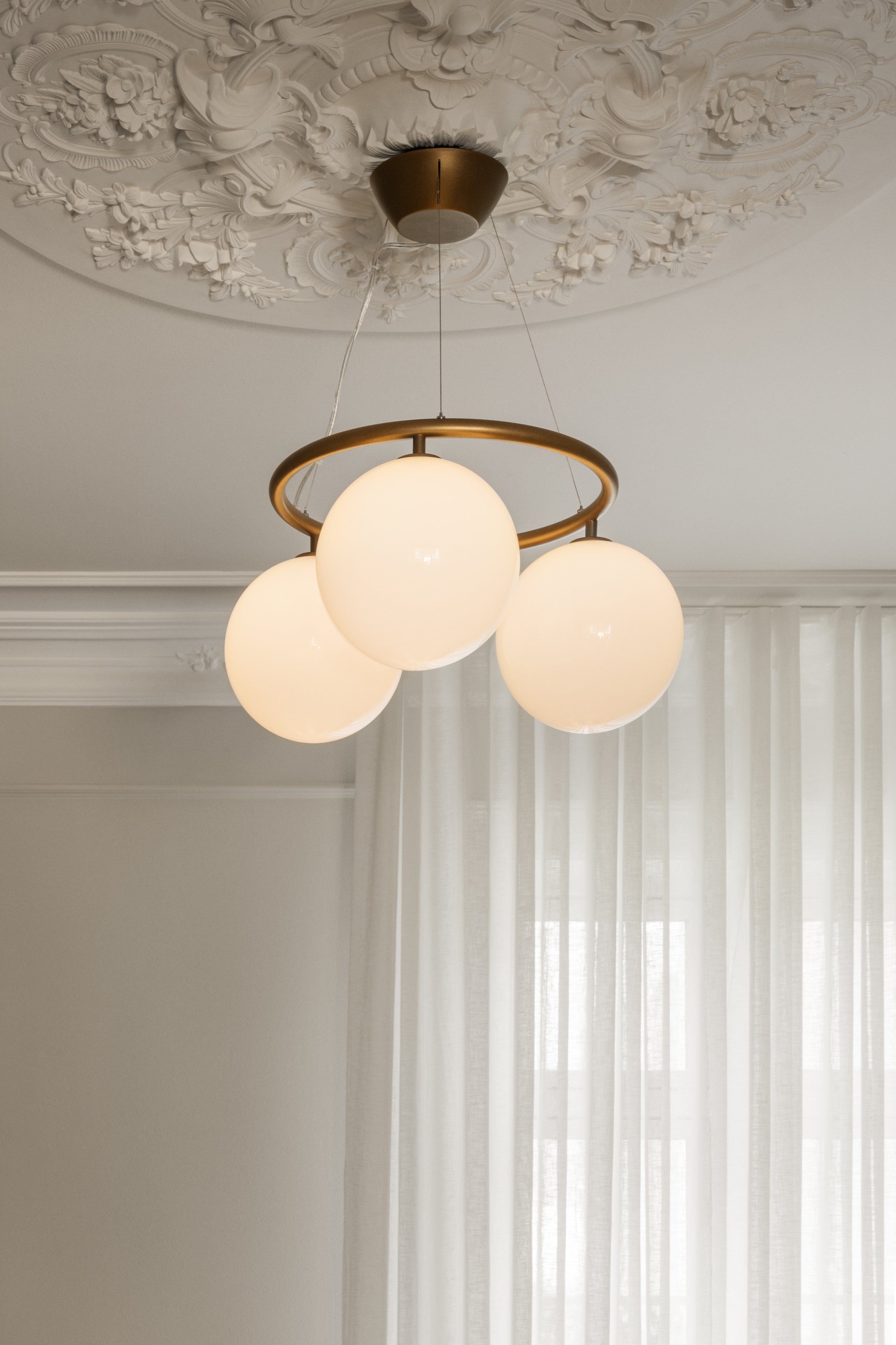 Lampa wisząca MIIRA 3 CIRCULAR ciemnobrązowy z opalowym szkłem – Nuura