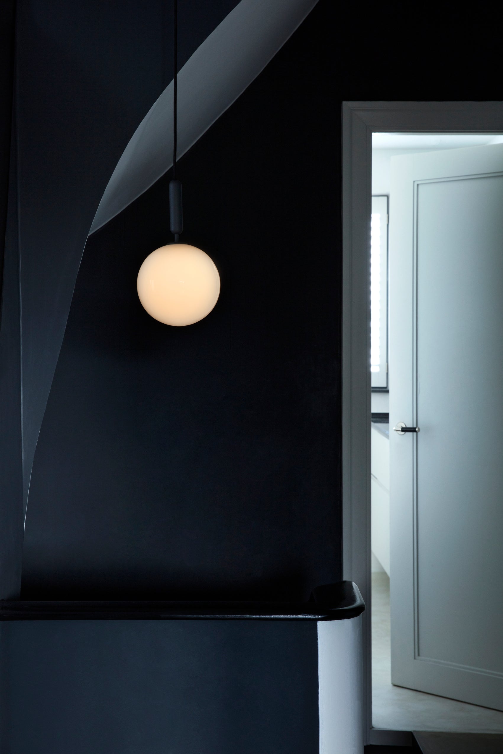 Hanglamp MIIRA grafiet met opaalglas