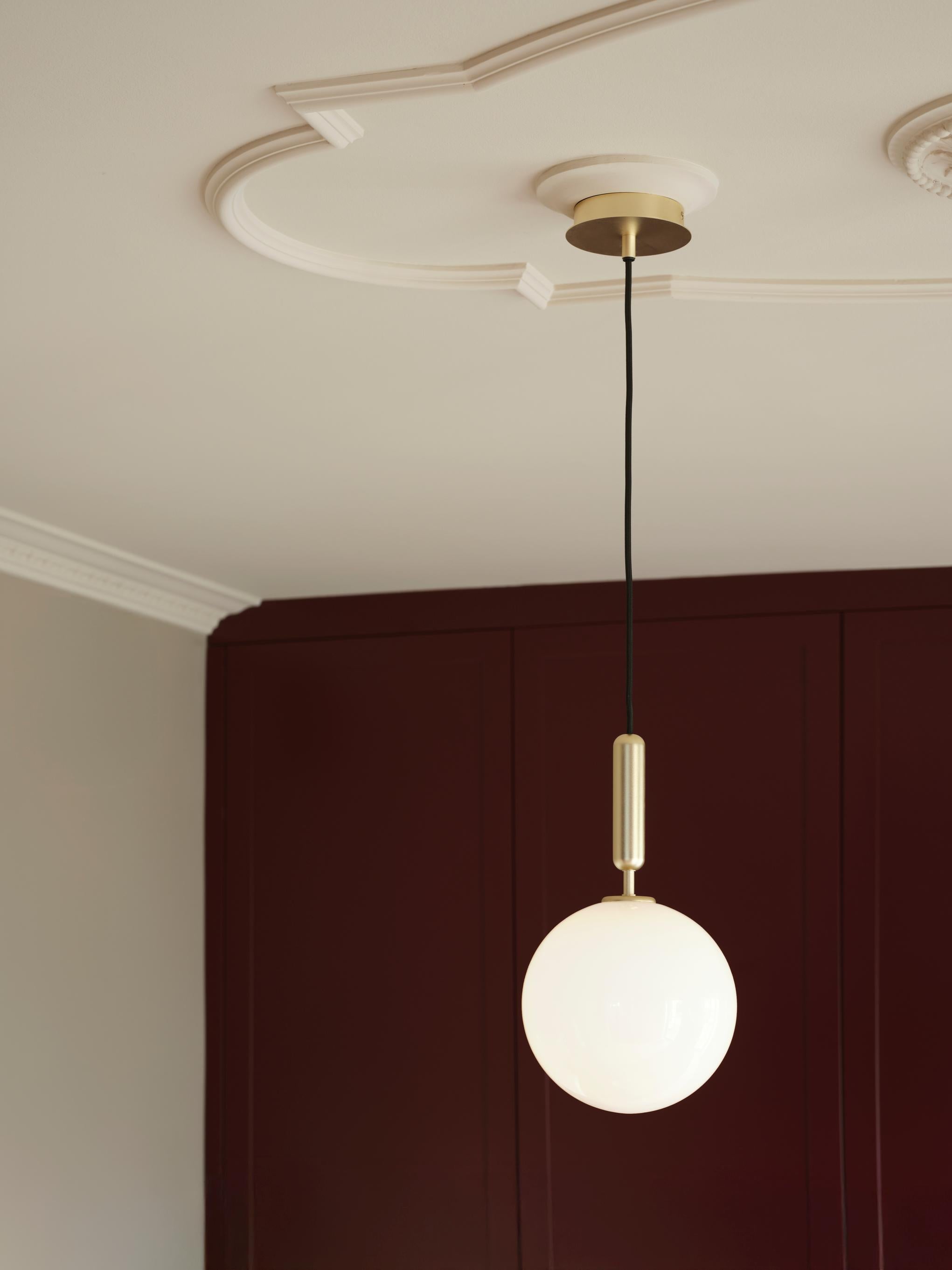 Hanglamp MIIRA messing met opaalglas