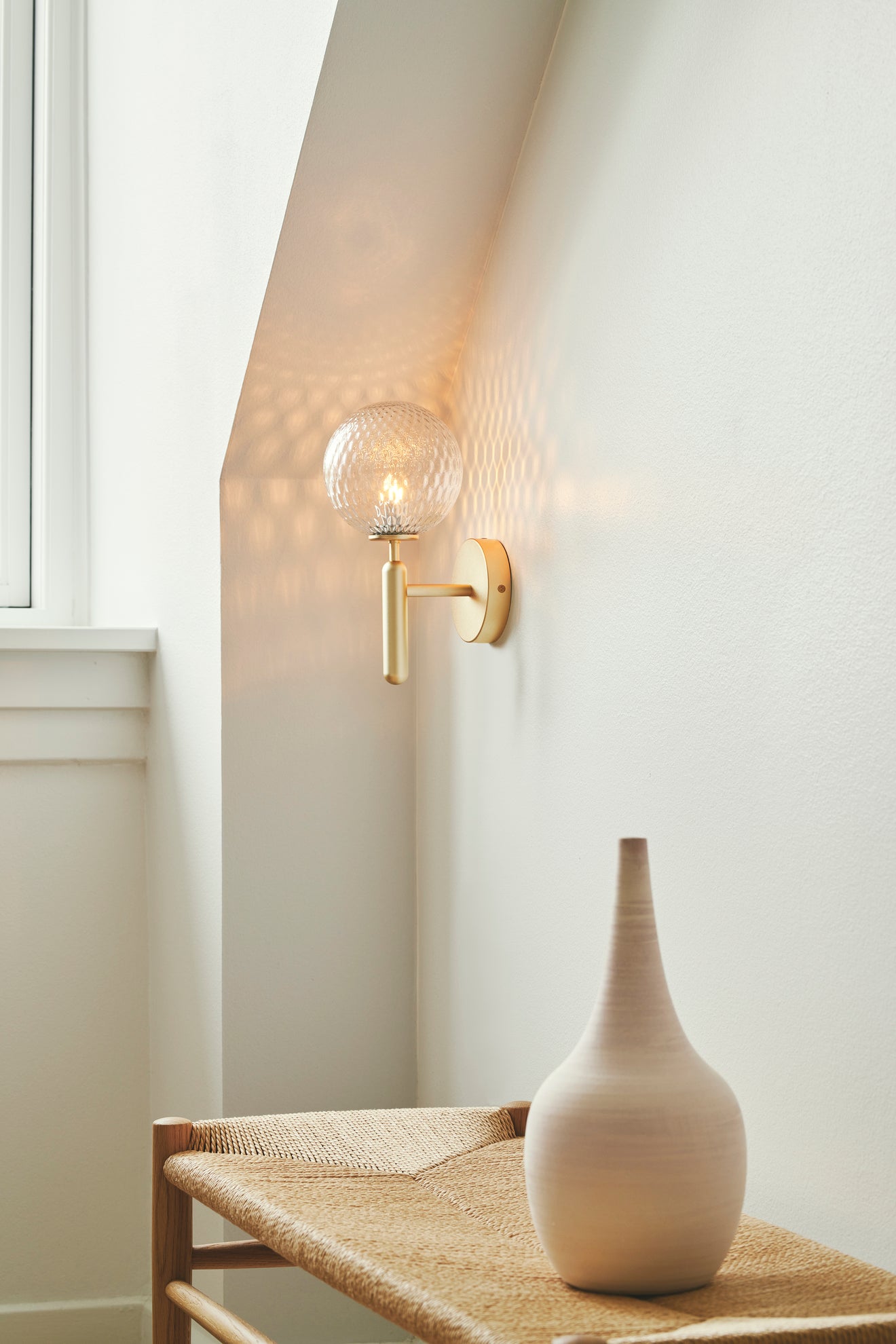 Wandleuchte MIIRA aus Messing mit transparentem Glas