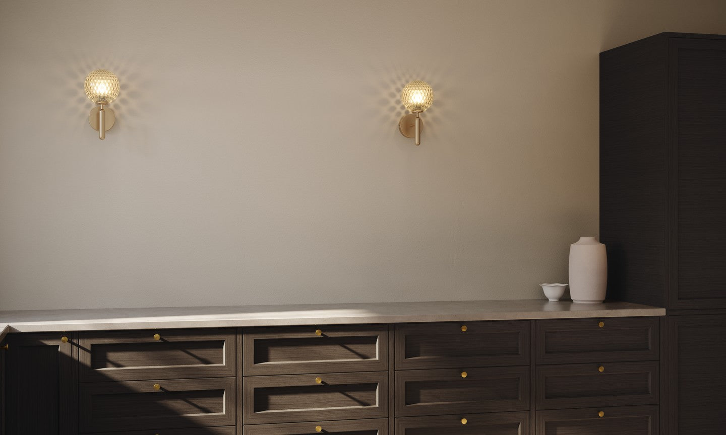 Wandleuchte MIIRA aus Messing mit transparentem Glas