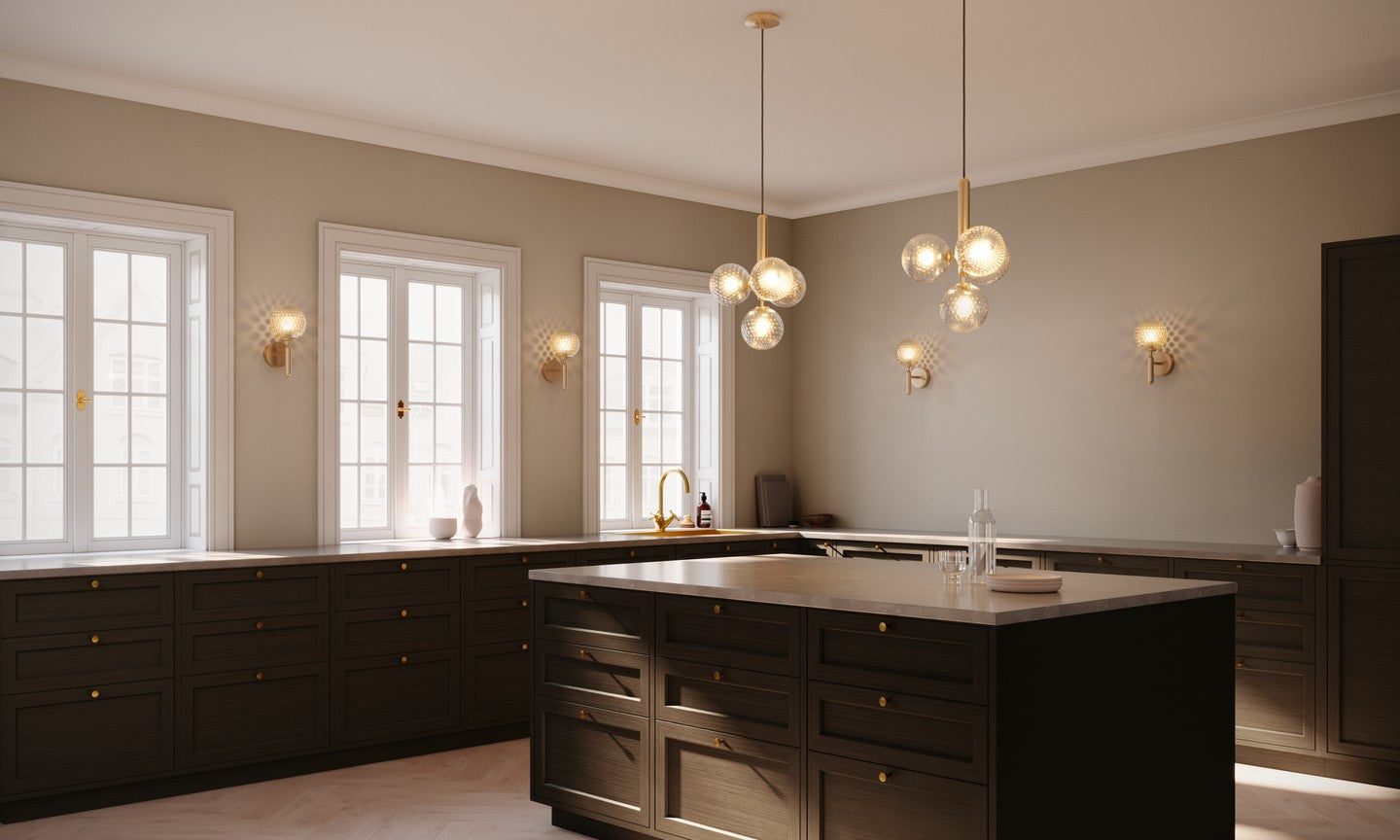 Wandleuchte MIIRA aus Messing mit transparentem Glas