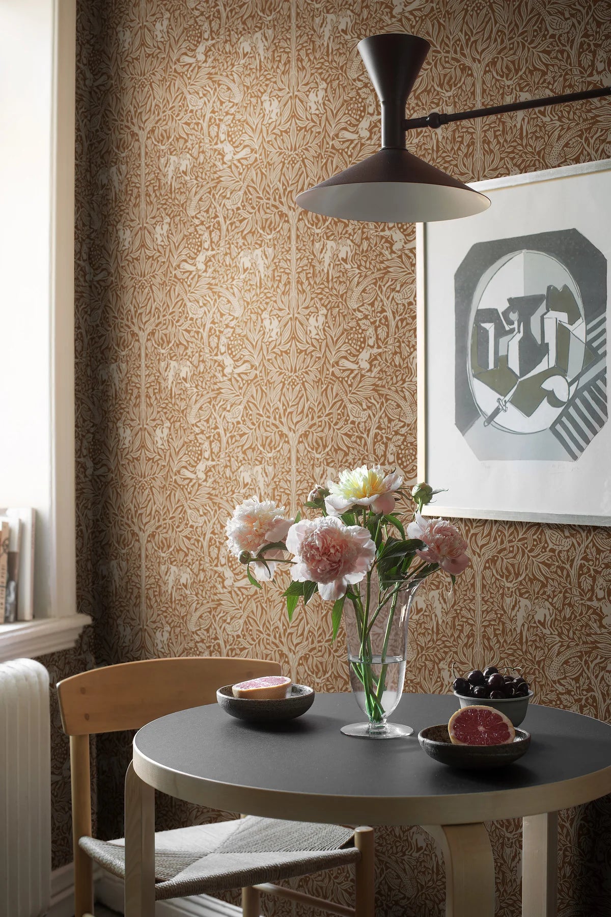 Tapete mit pflanzlichem Muster und Waldmotiv UNTER DEM HOLUNDERBAUM braun mit weiß