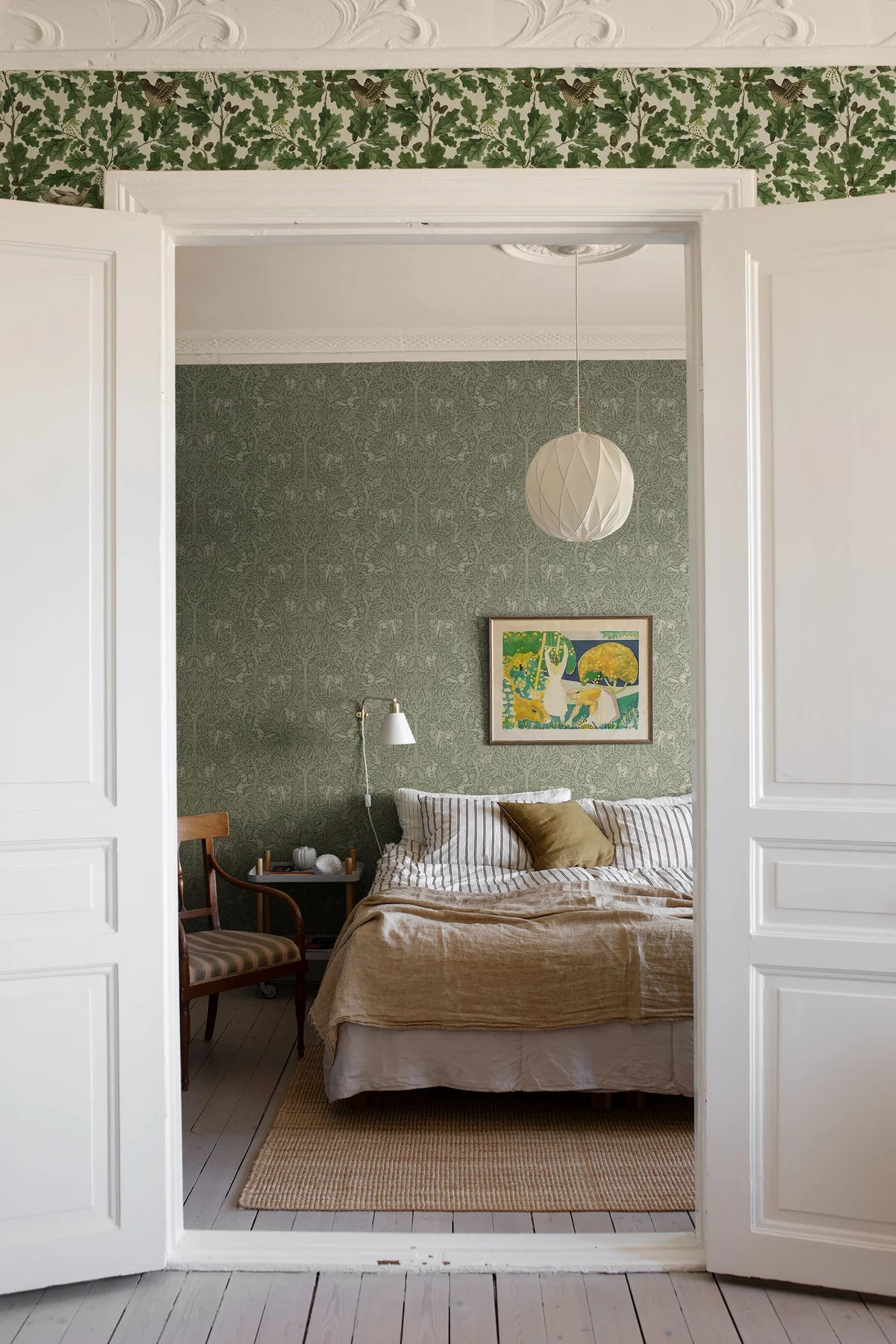 Behang met een plantmotief van bladeren en vogels IN THE OAK groen met wit