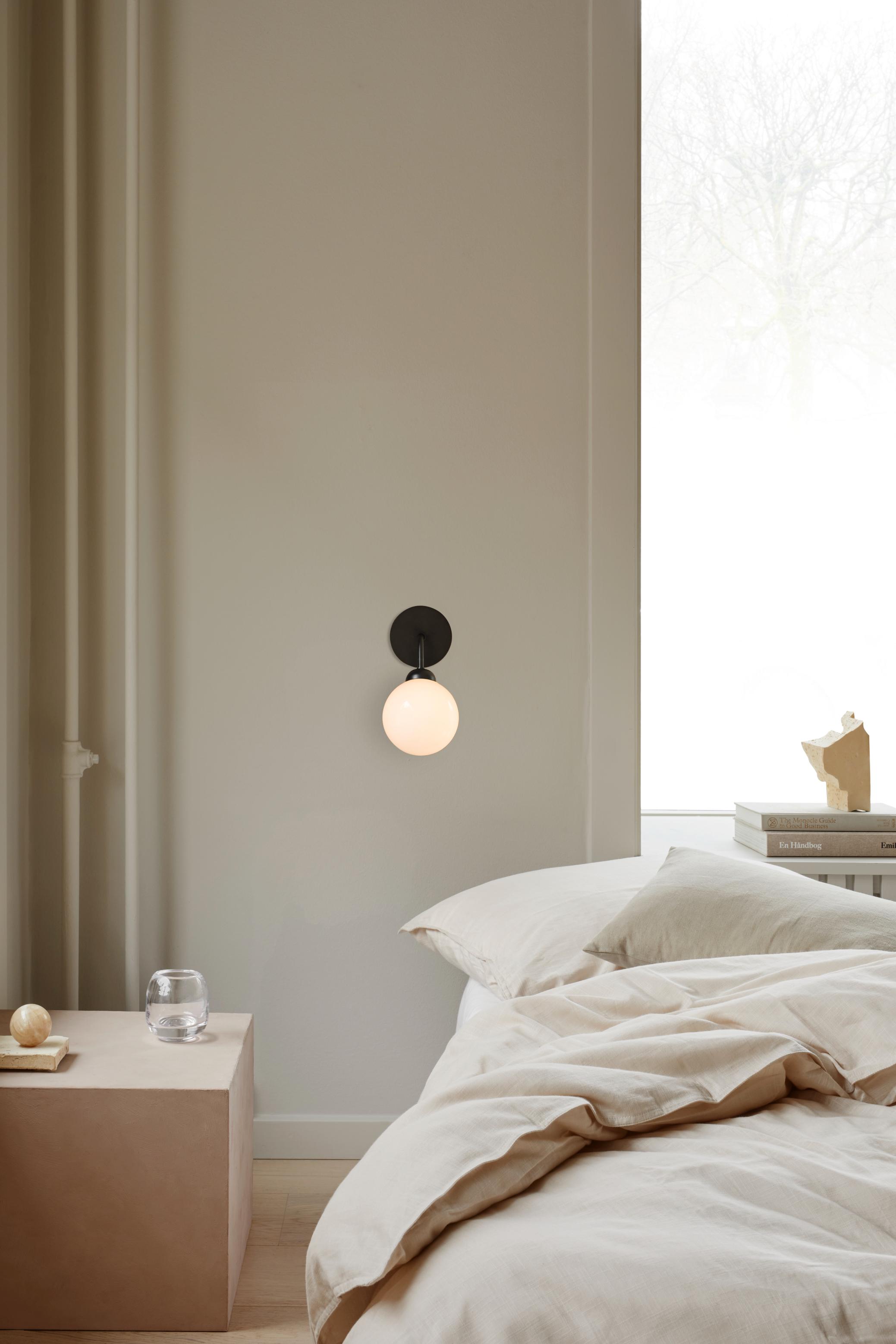Wandleuchte APIALES schwarz mit opalem Glas