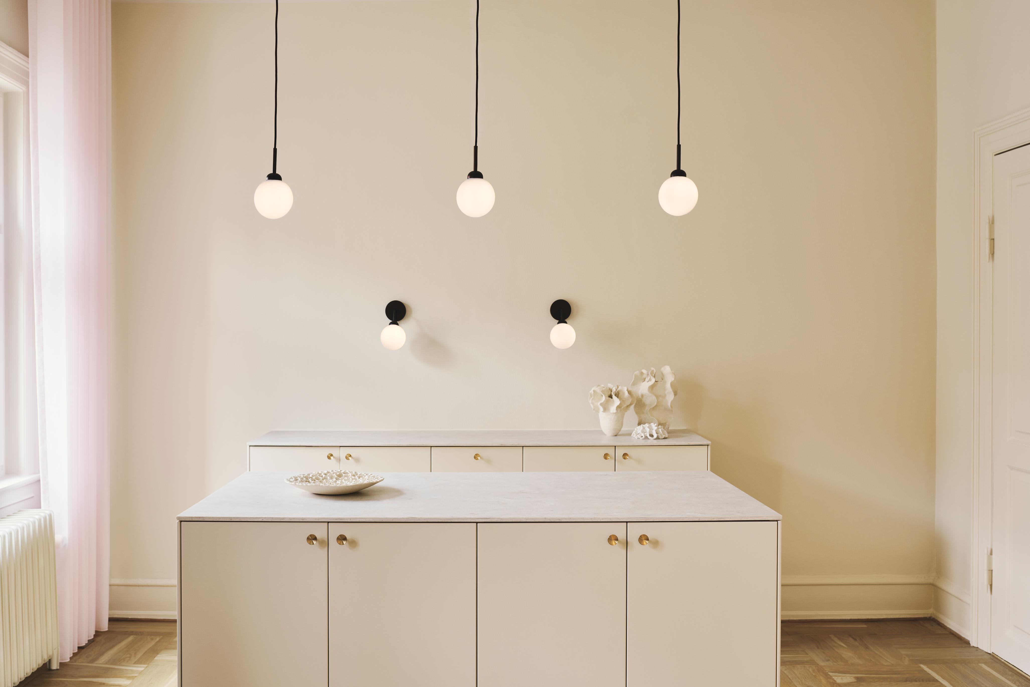 Wandleuchte APIALES schwarz mit opalem Glas