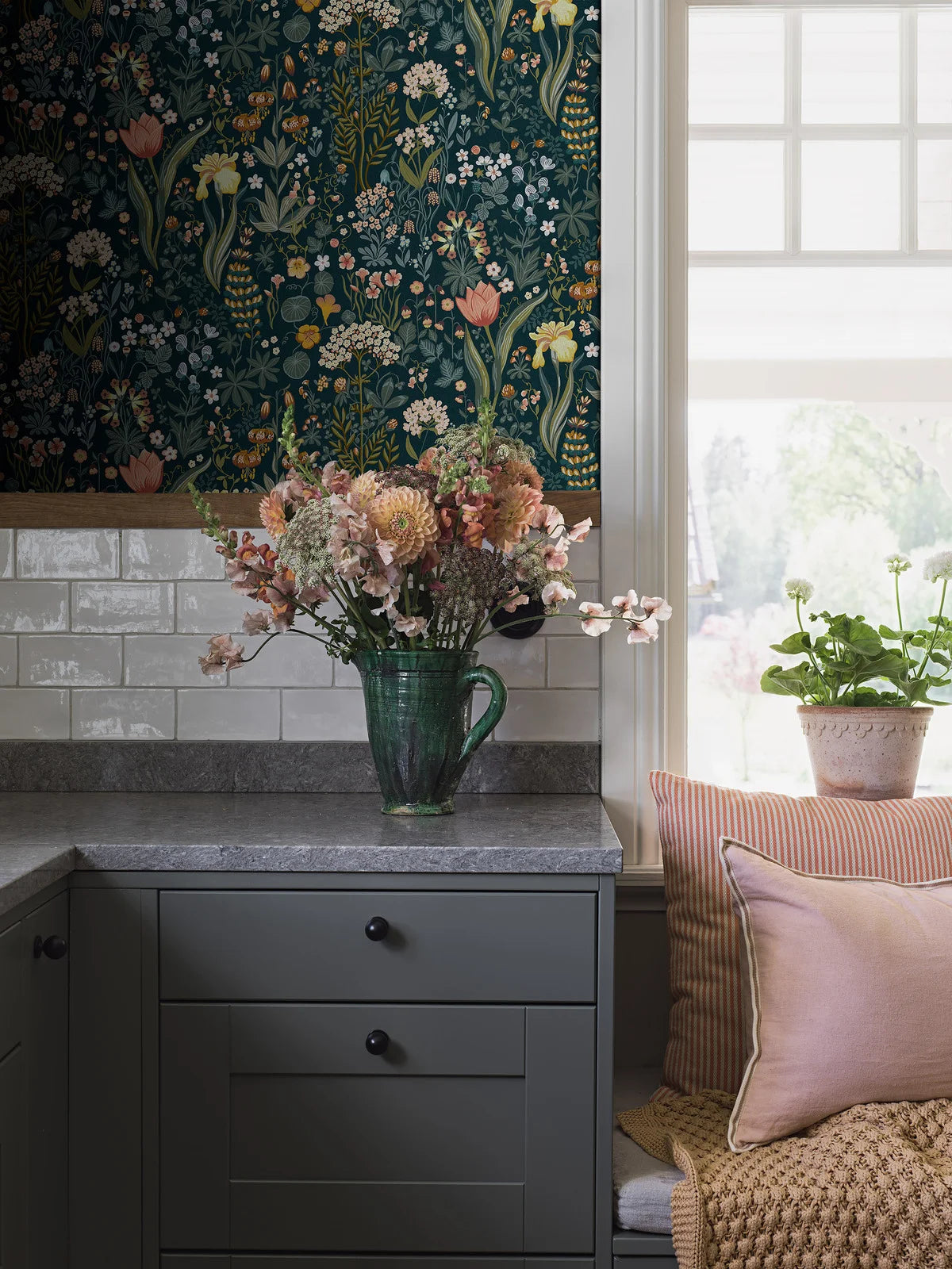 Behang met een plantaal bloemenmotief BLOMSTERHAV marineblauw met groen