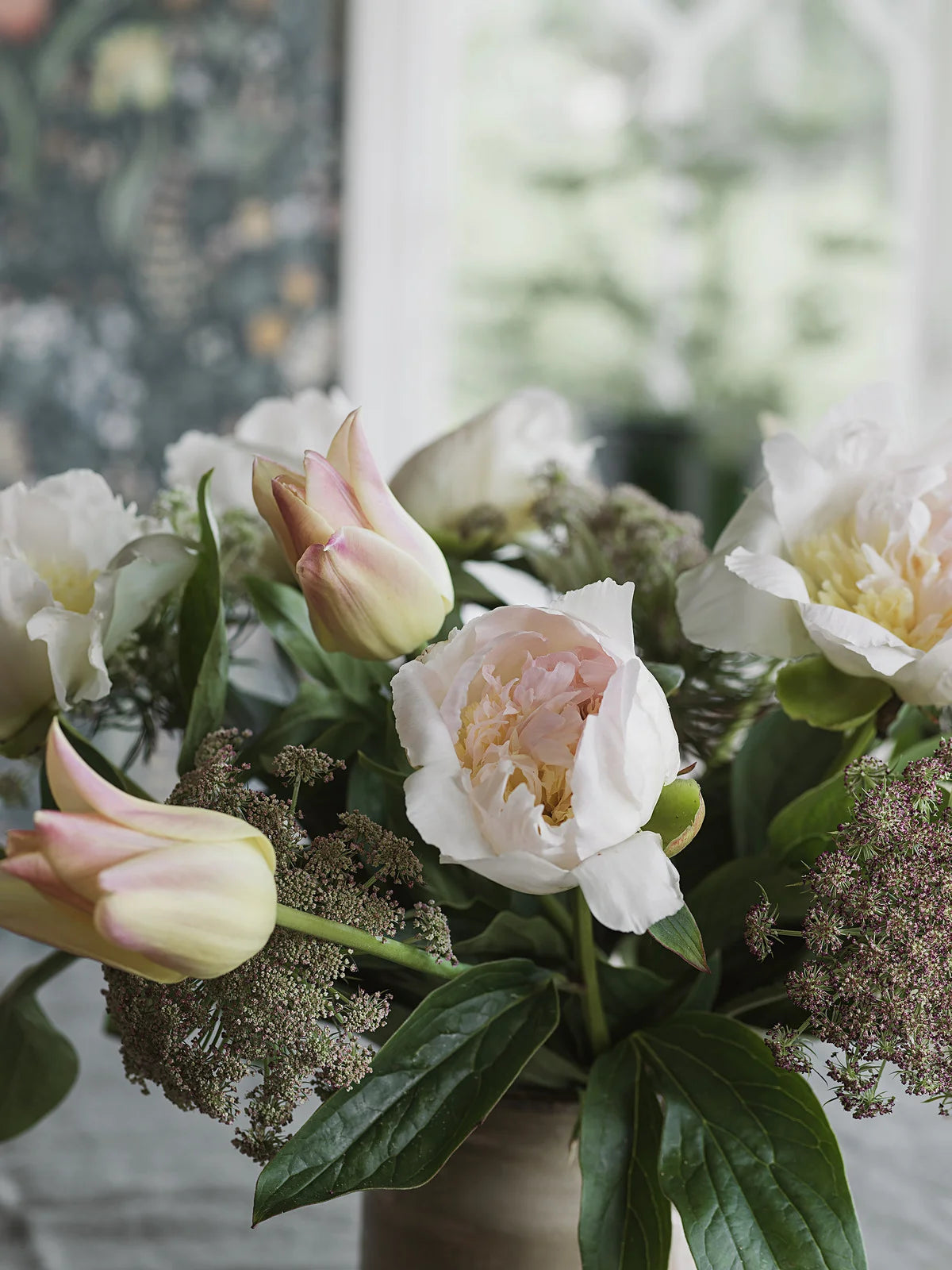 Behang met een plantaal bloemenmotief BLOMSTERHAV marineblauw met groen