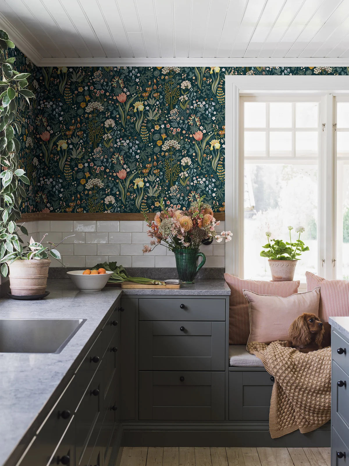 Behang met een plantaal bloemenmotief BLOMSTERHAV marineblauw met groen