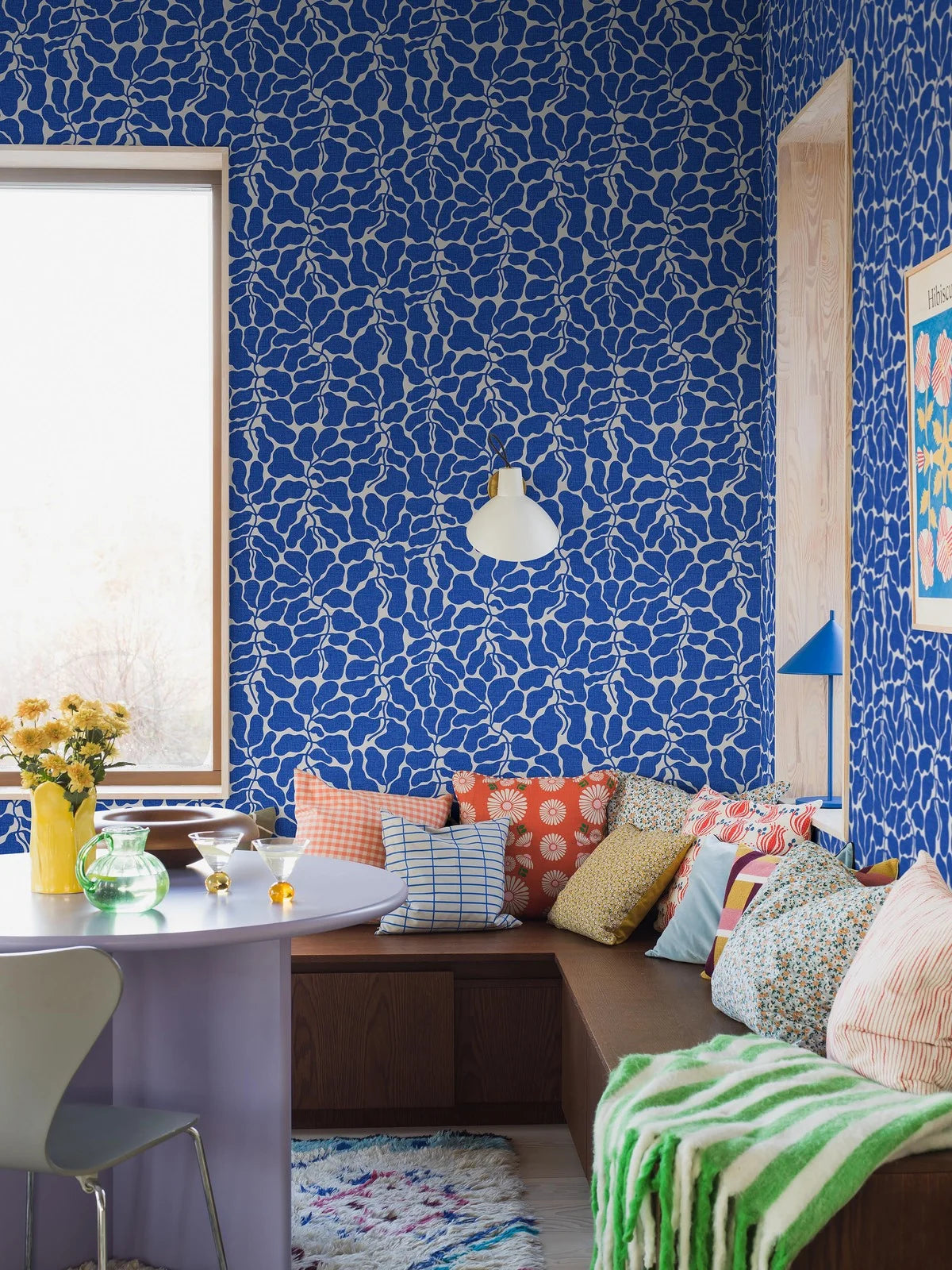 Non-woven paper wallpaper with a botanical pattern MY SECRET GARDEN blue with white