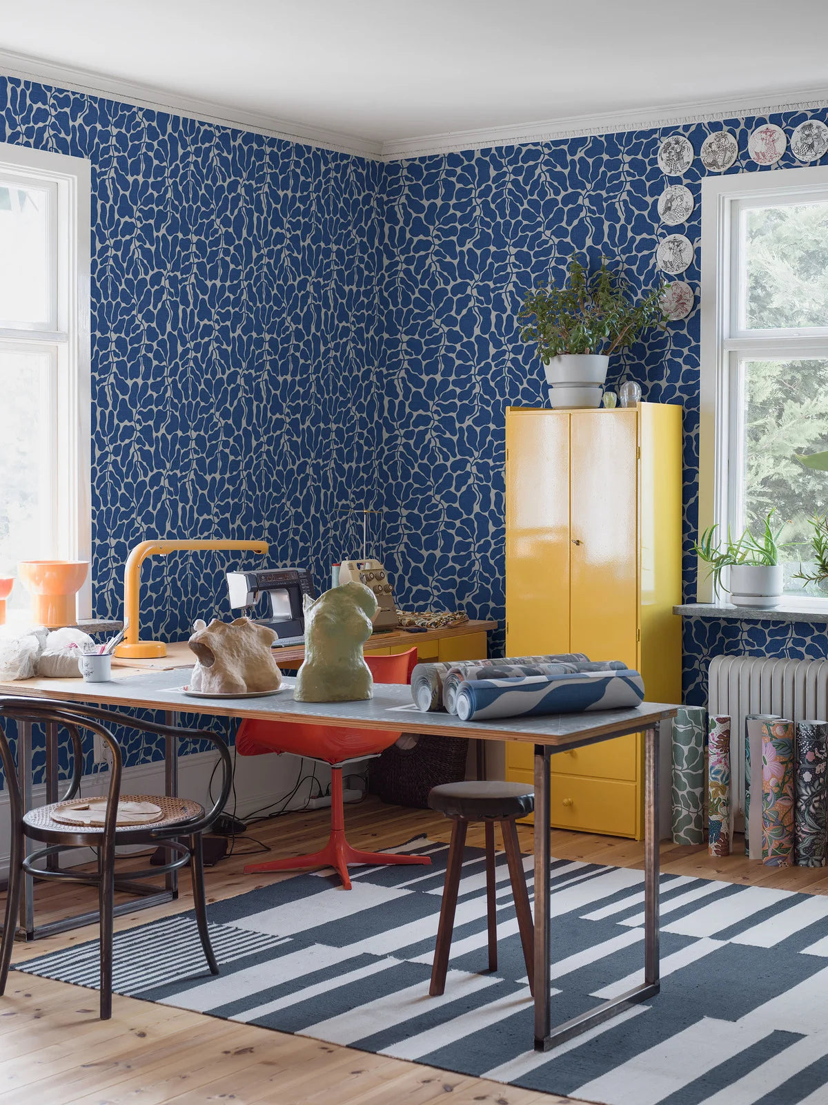 Non-woven paper wallpaper with a botanical pattern MY SECRET GARDEN blue with white