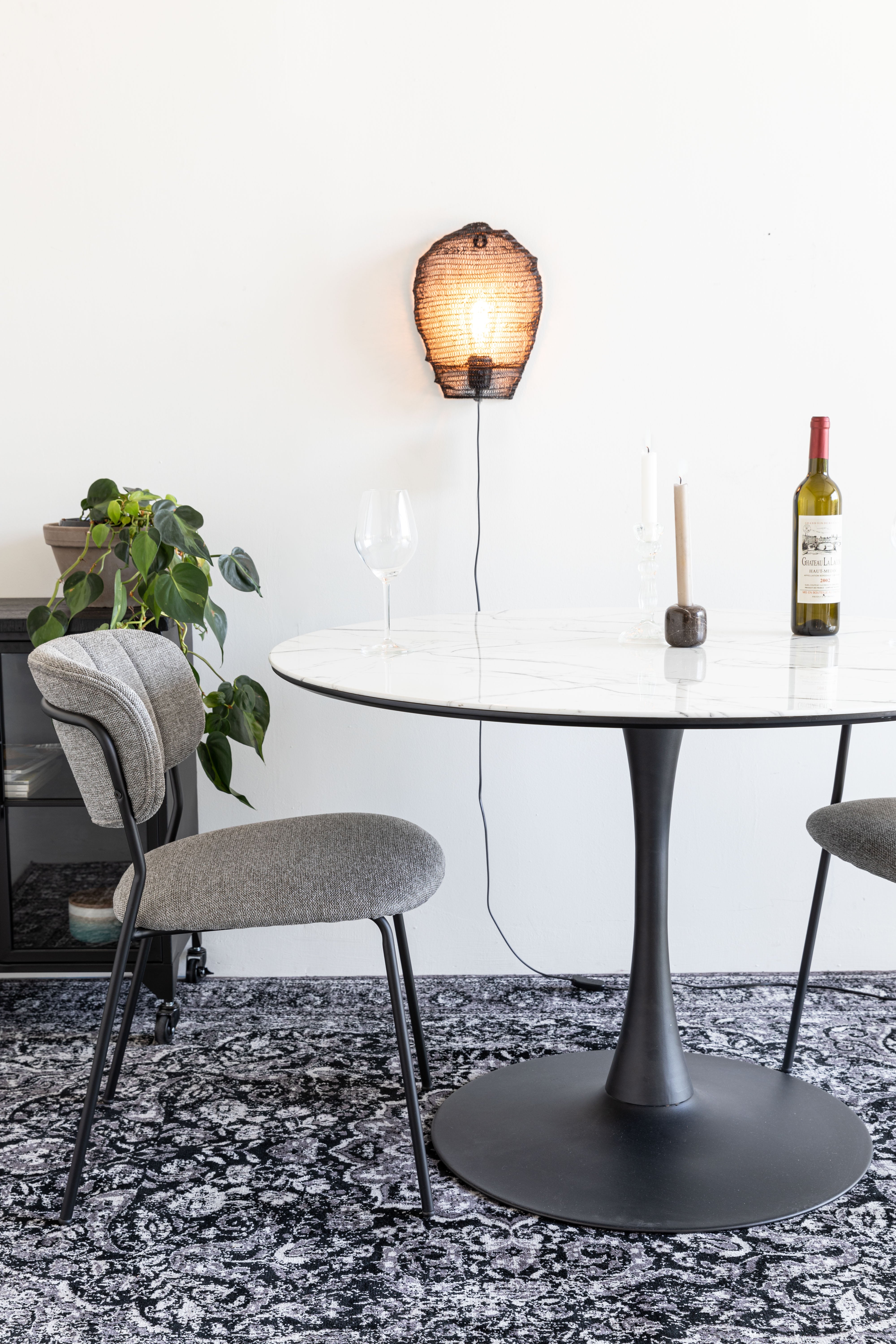 Runder Tisch der weißen Ehe mit einer schwarzen Basis