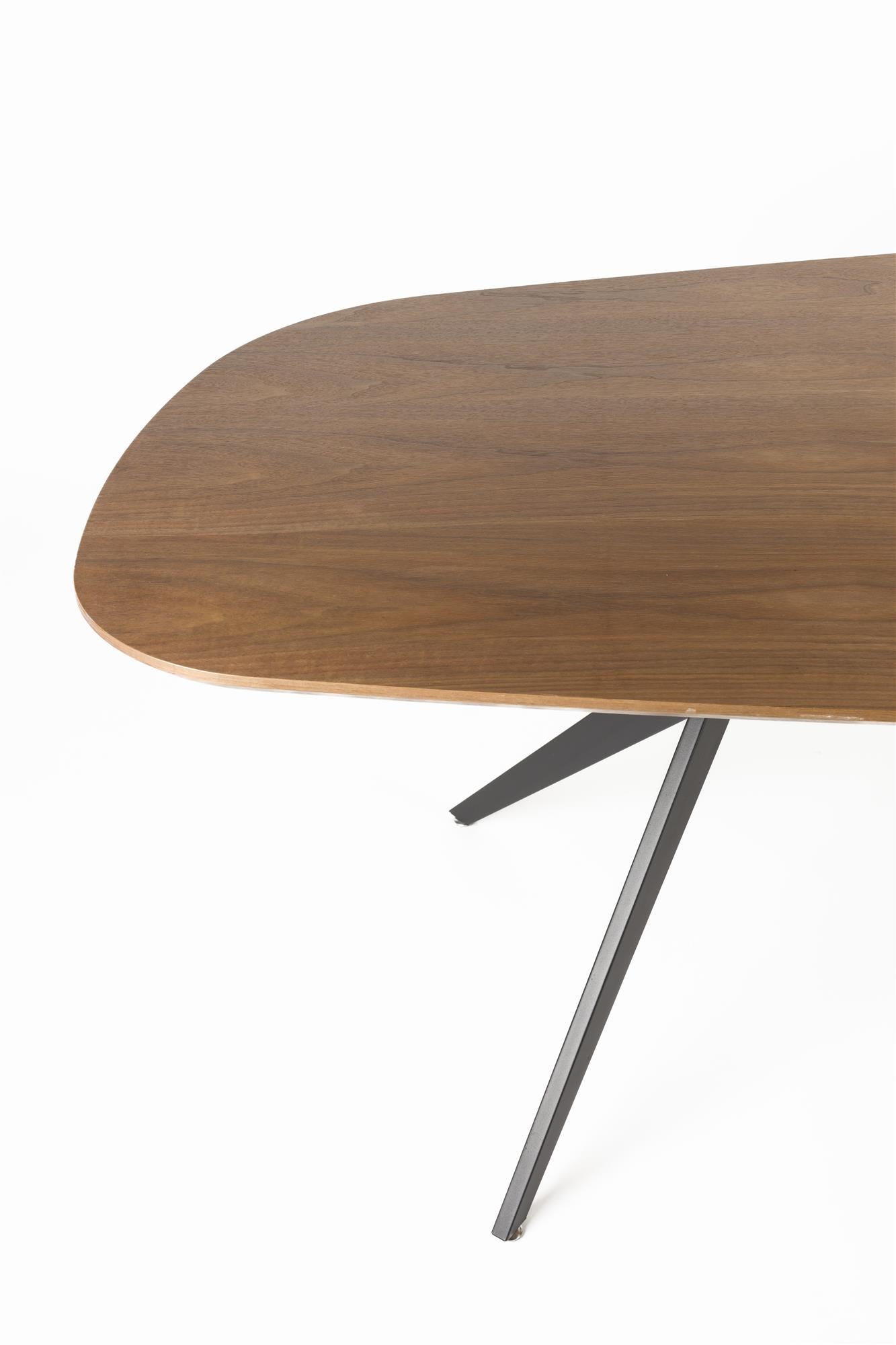 Ovale tafel CHASE ORGANIC bruin met zwarte basis