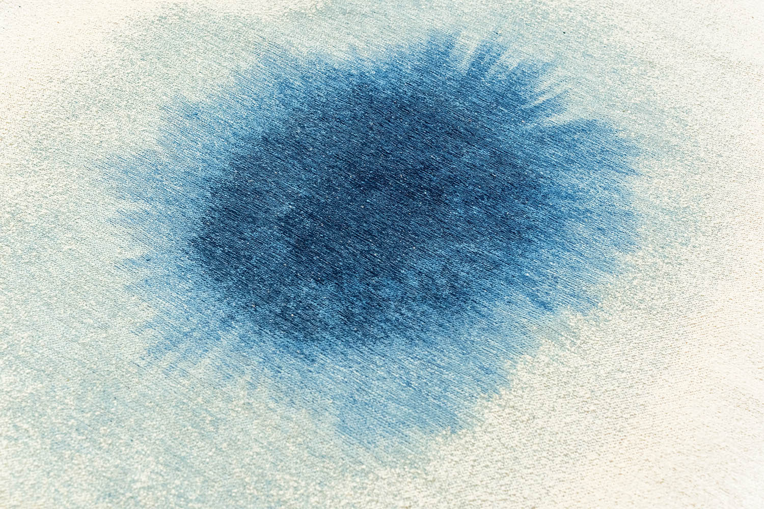 Round DROP rug white with blue