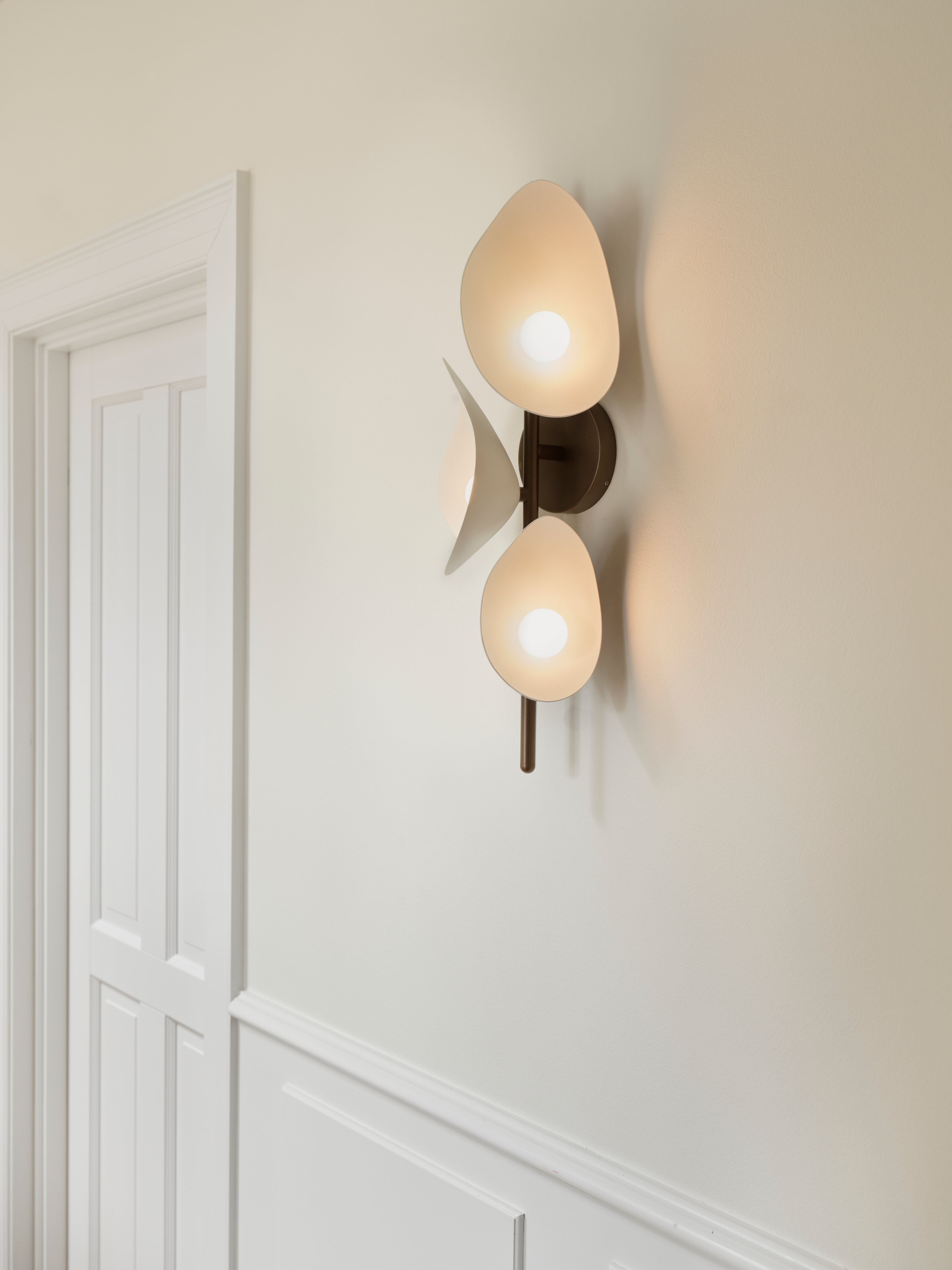 Lampa ścienna FLORII 3 ciemnobrązowy z białym – Nuura