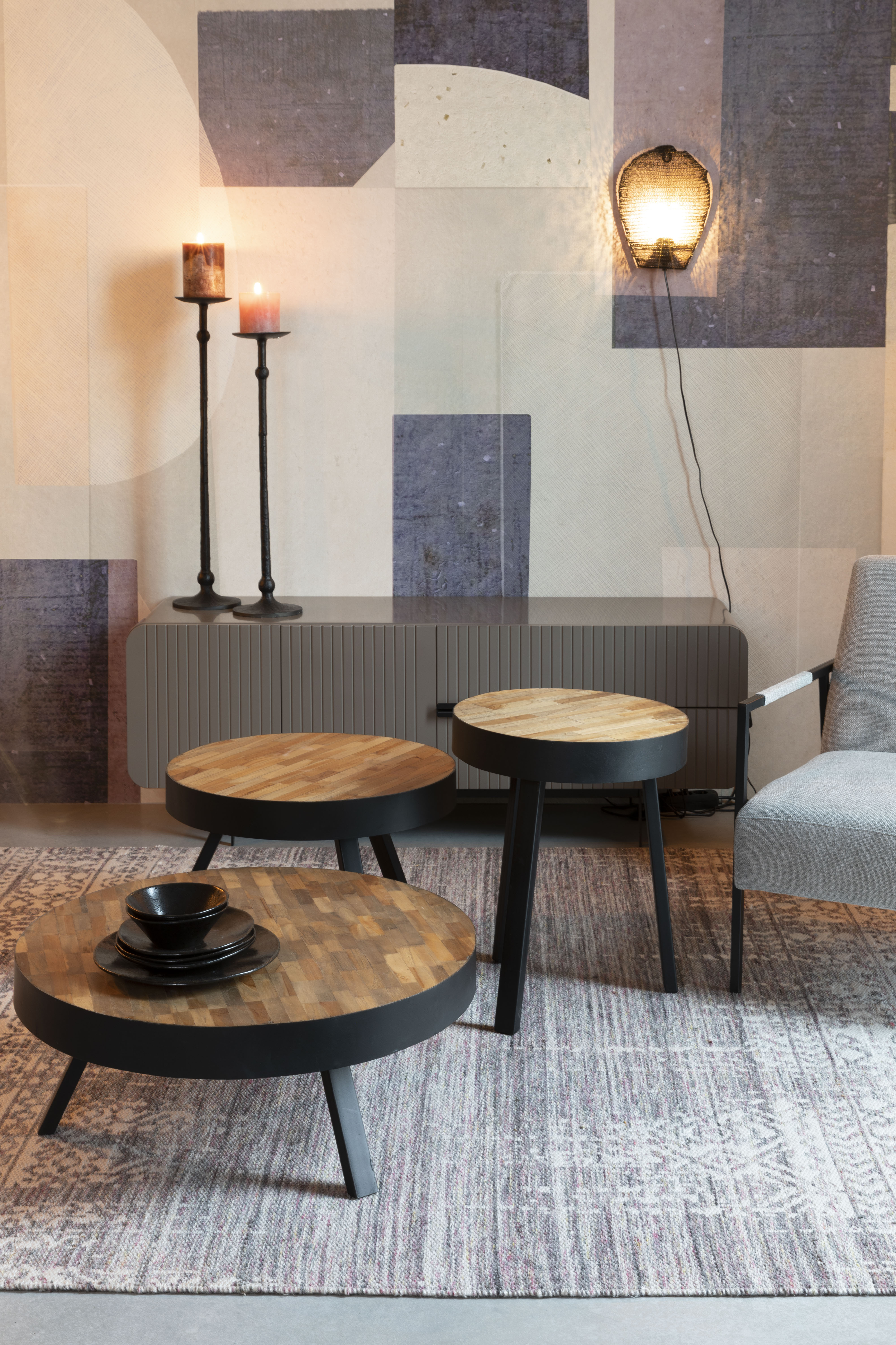 Couchtisch SURI aus Teakholz mit schwarzem Gestell