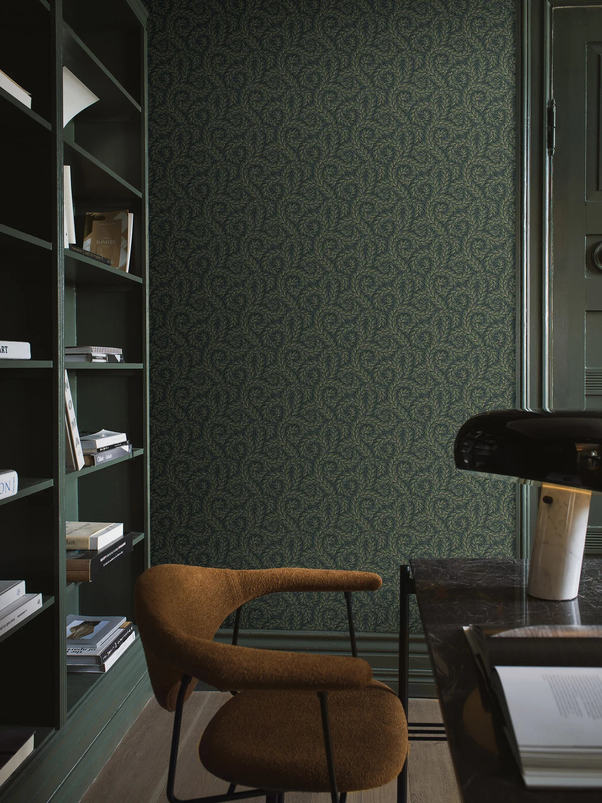 Behang met een plantenmotief van WILD FERNS groen