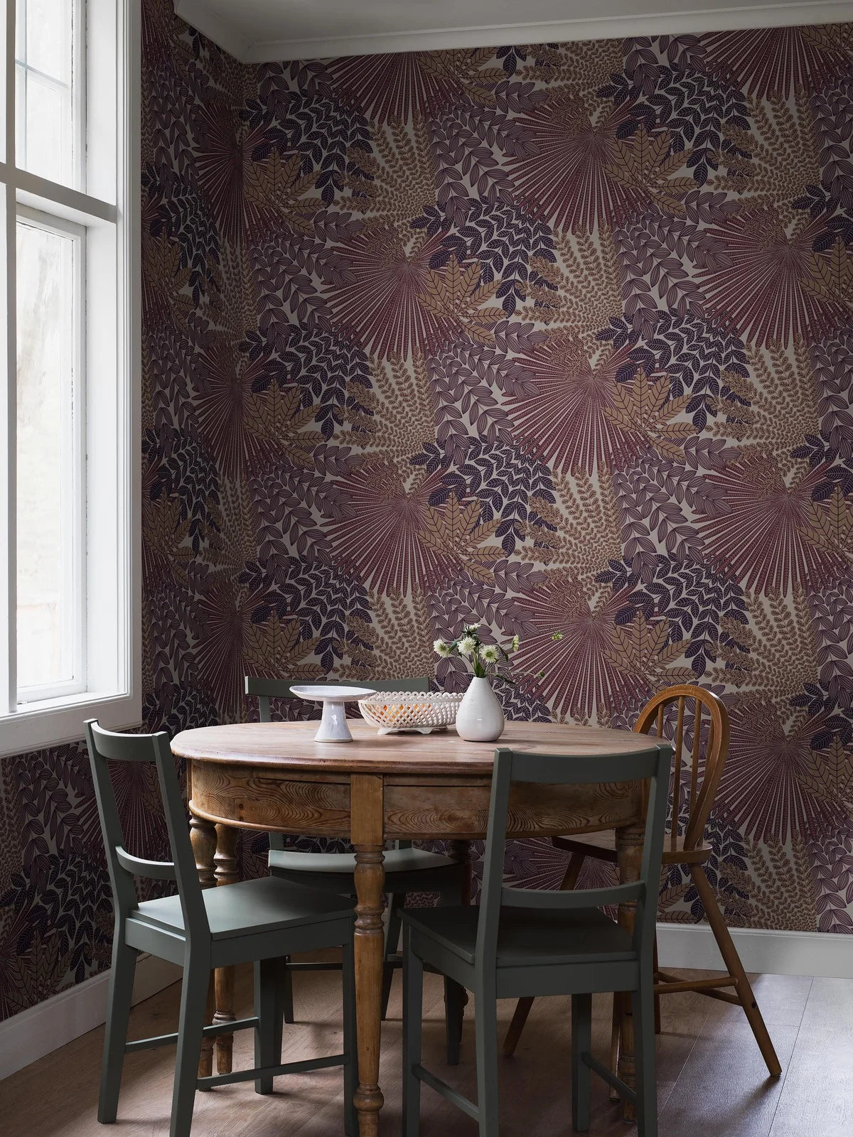 VELVET LEAVES paarse wanddecoratie met een plantenmotief in beige