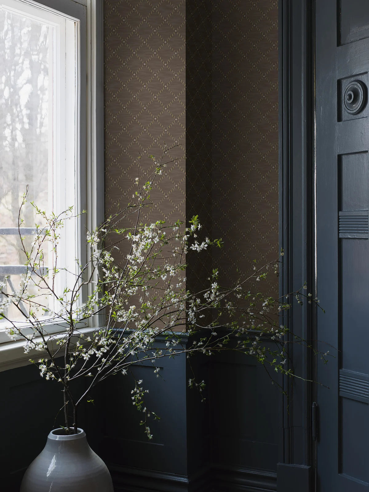 Geometrisch patroonbehang GOLDEN TRELLIS bruin met goud
