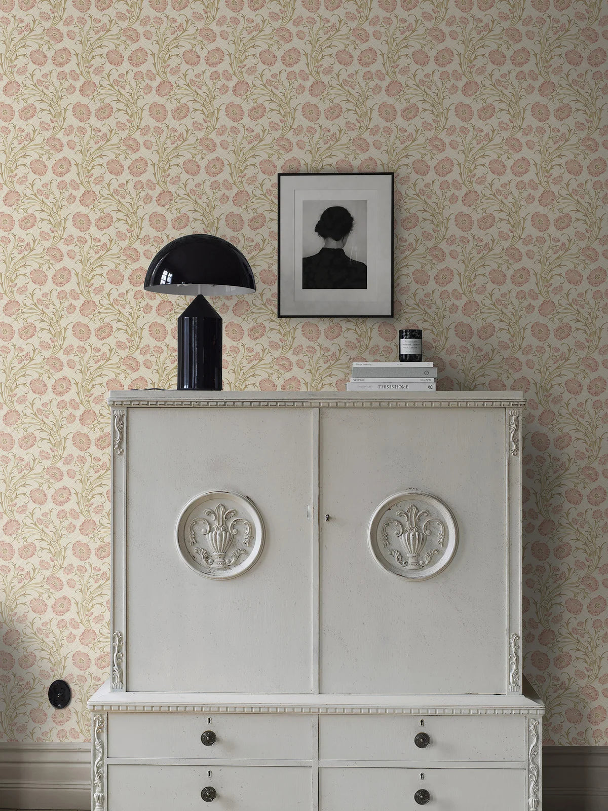 Behang met een bloemenmotief van POPPY FLOW in warm beige met roze