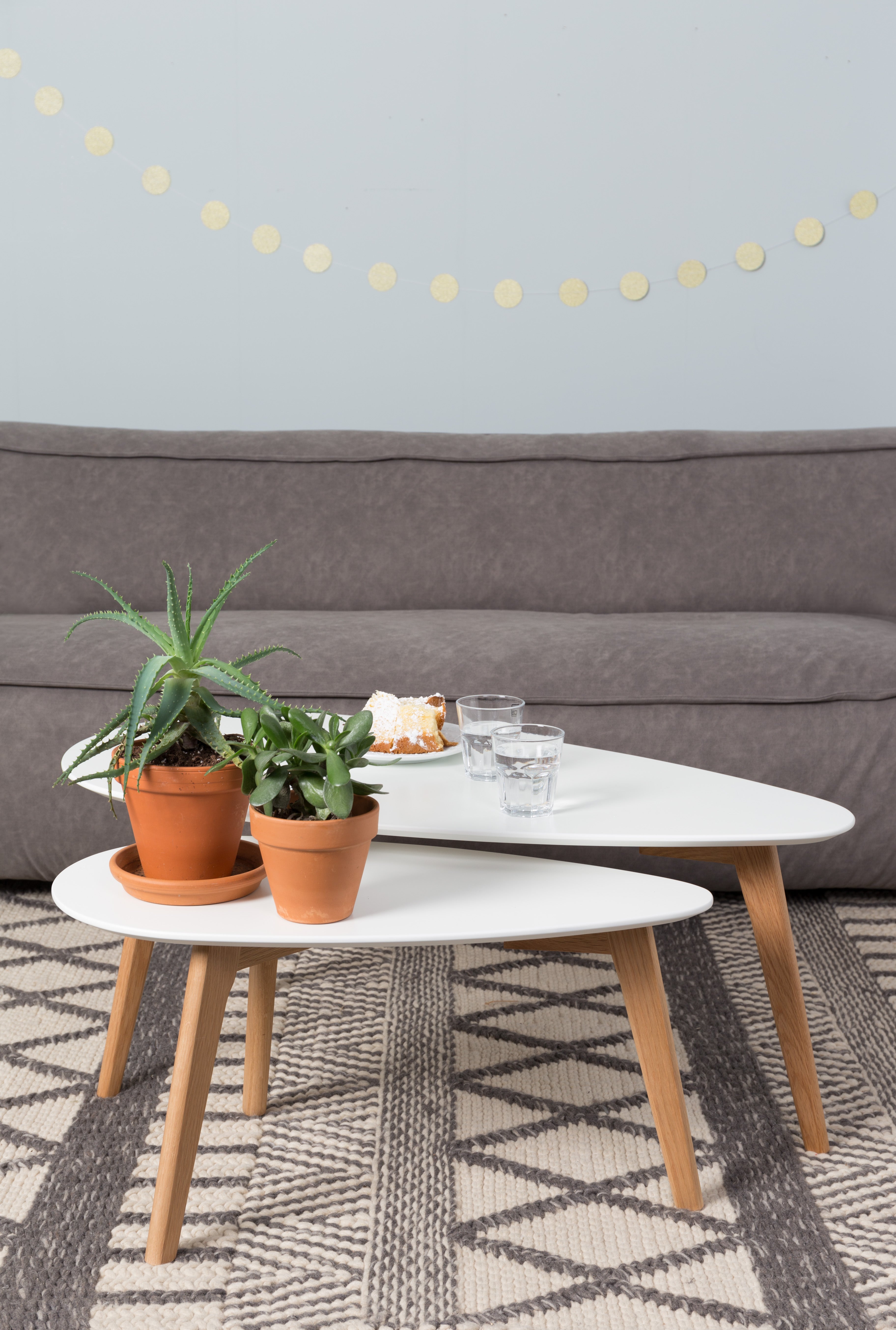 Set van DROP tafels wit met houten basis