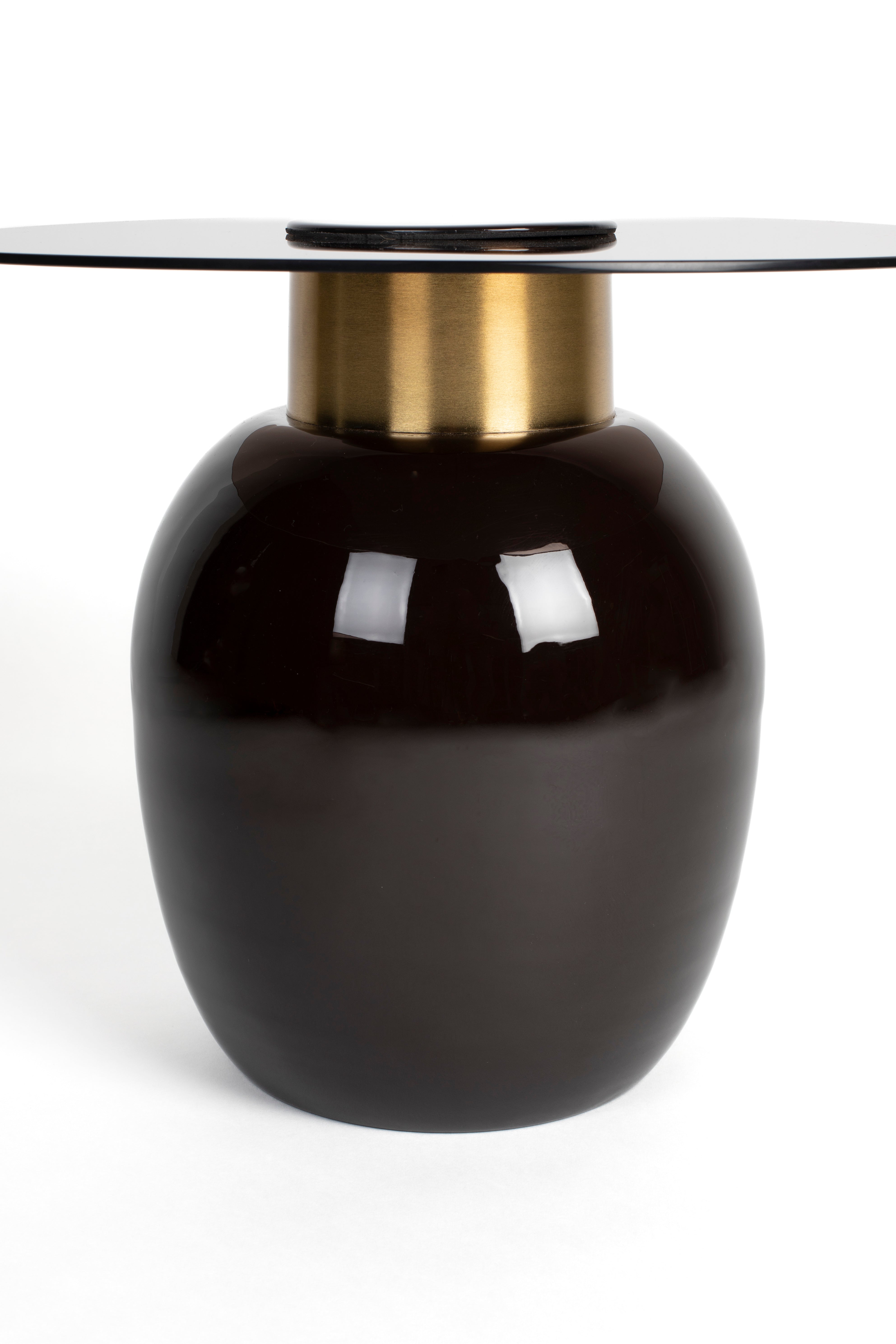 Mohrs brauner Tisch mit einem Glasoberteil