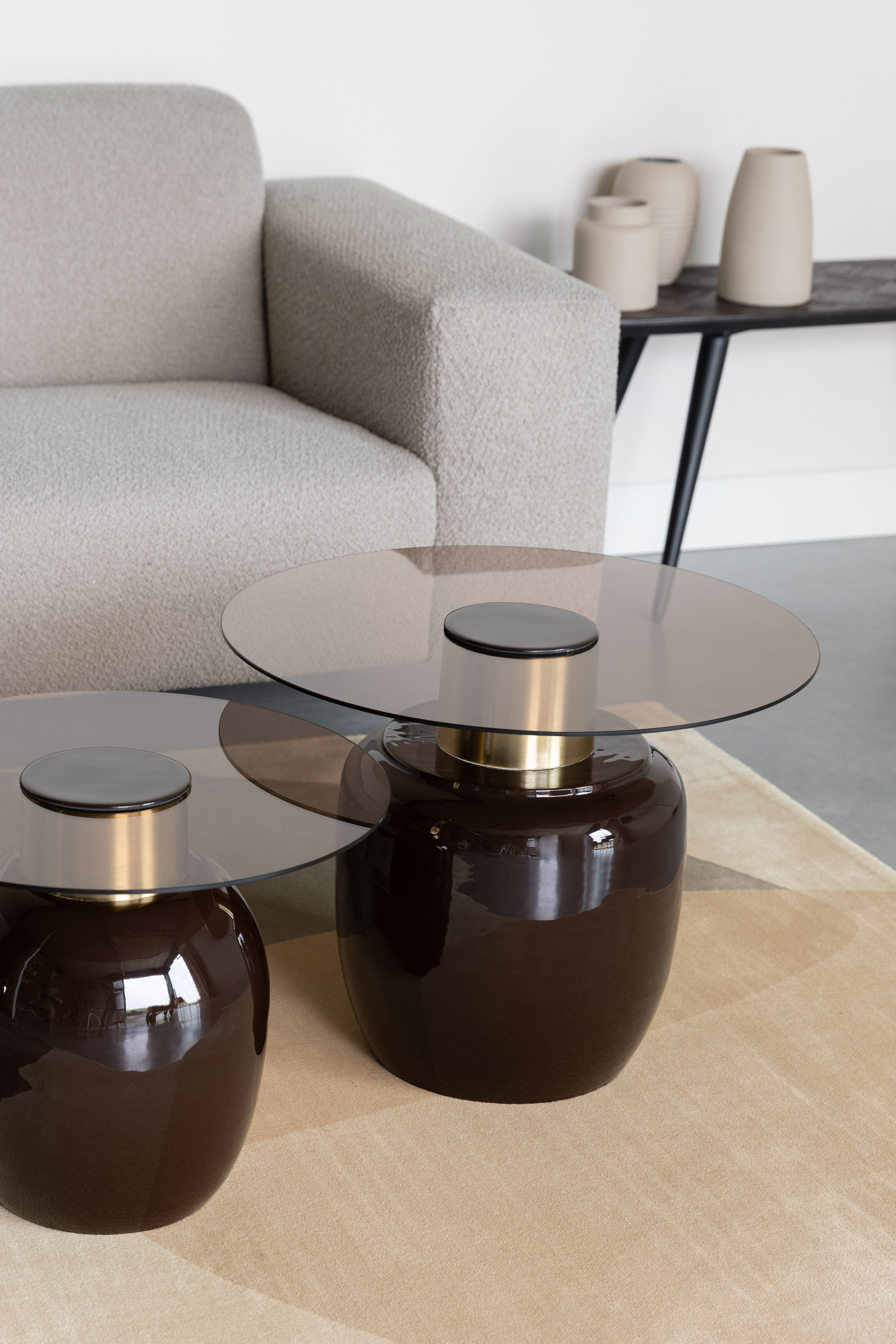 Mohrs brauner Tisch mit einem Glasoberteil