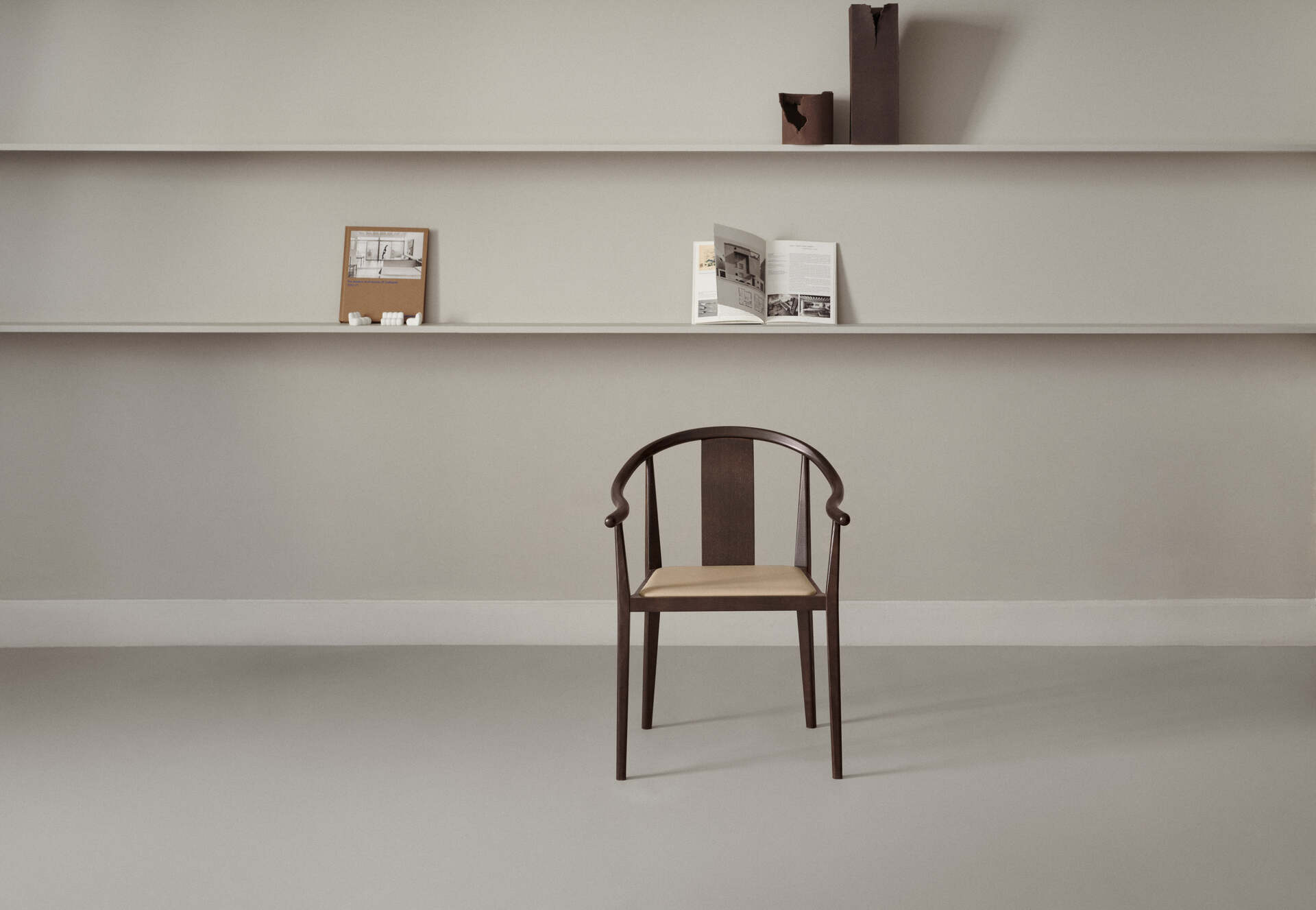 Gestoffeerde stoel SHANGHAI donker gerookt esdoornhout