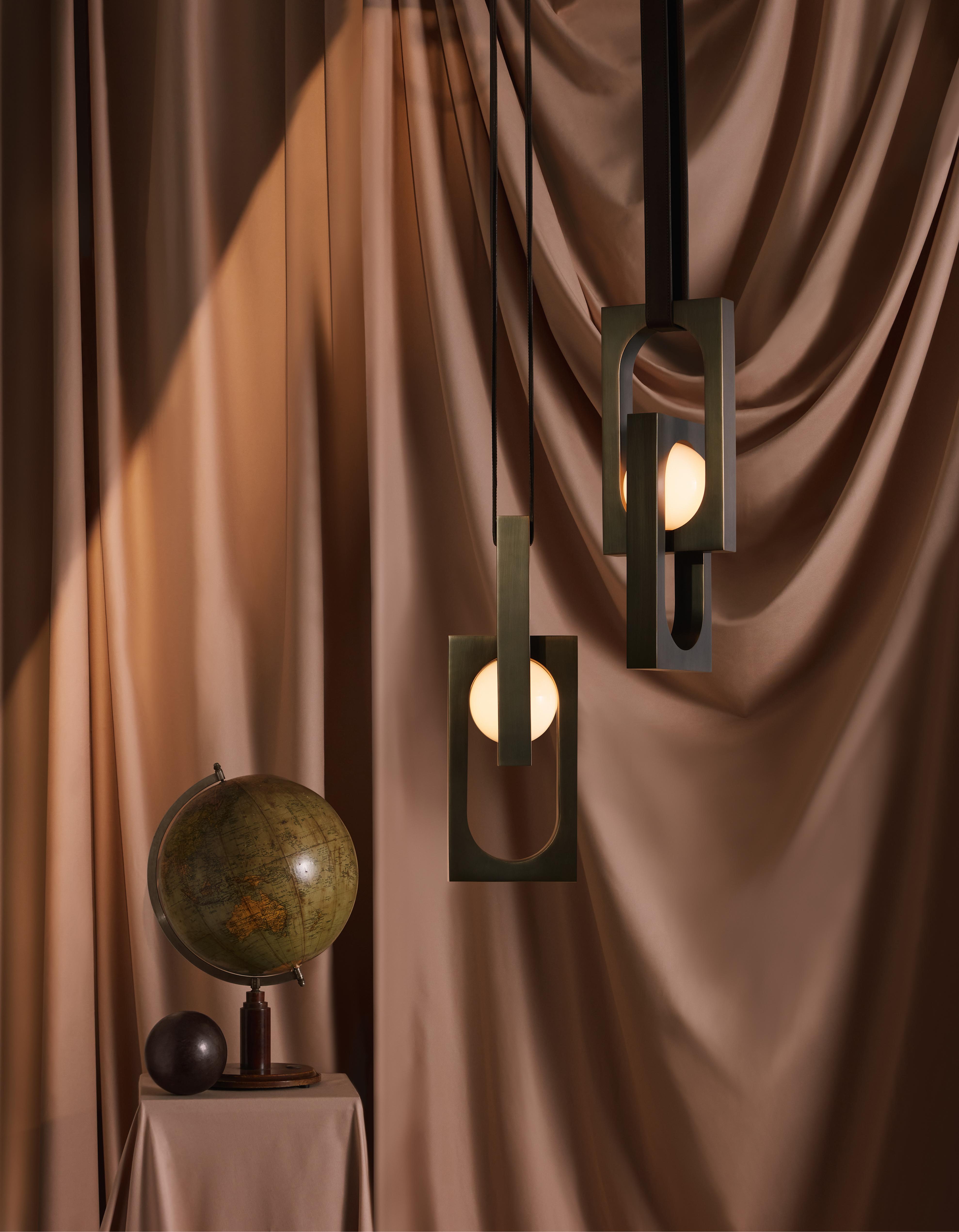 Hanglamp MYTHOS DUO met opalen glazen kap en messing.