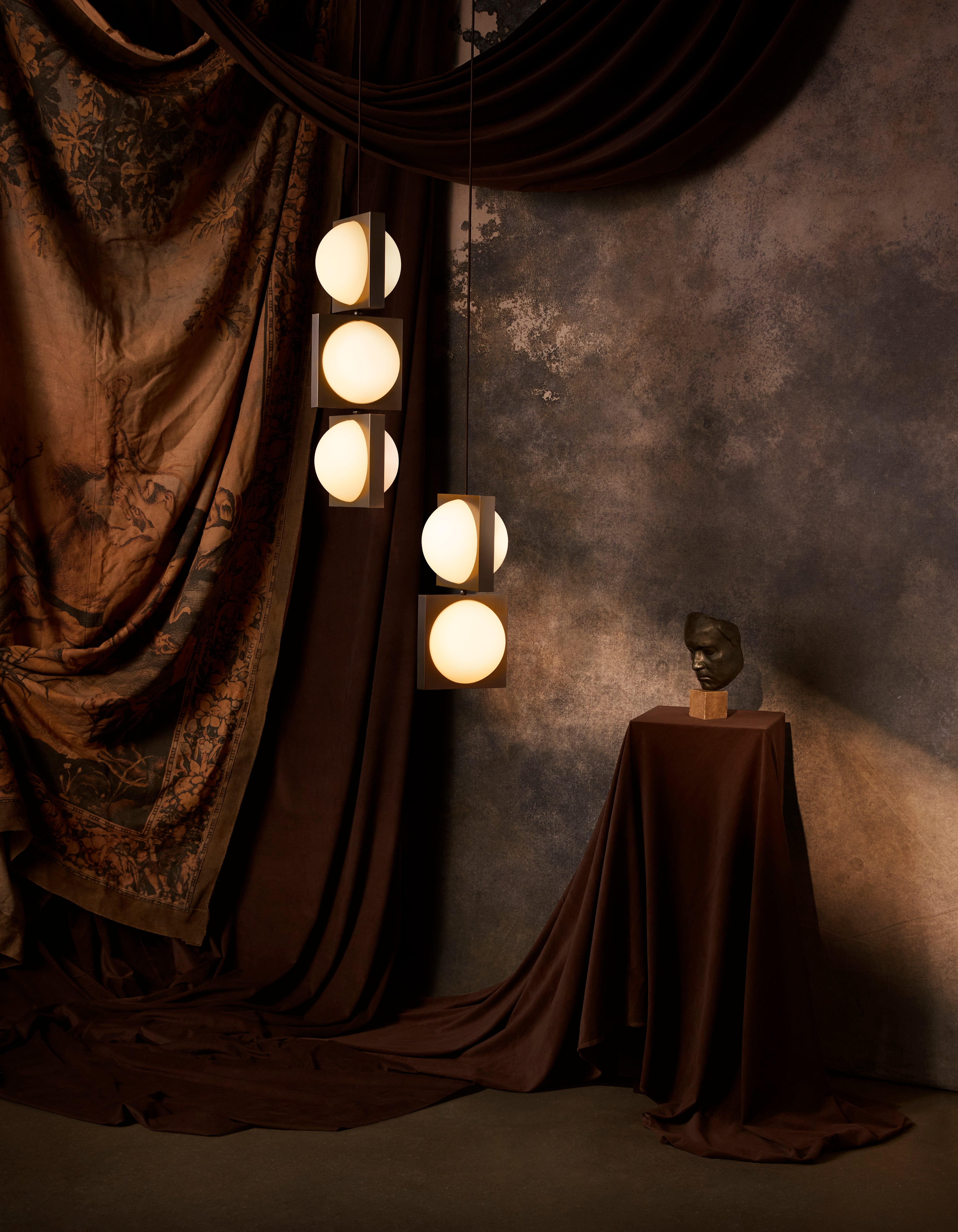 Hanglamp SOLSTICE TRIO met opalen glazen kap en messing.