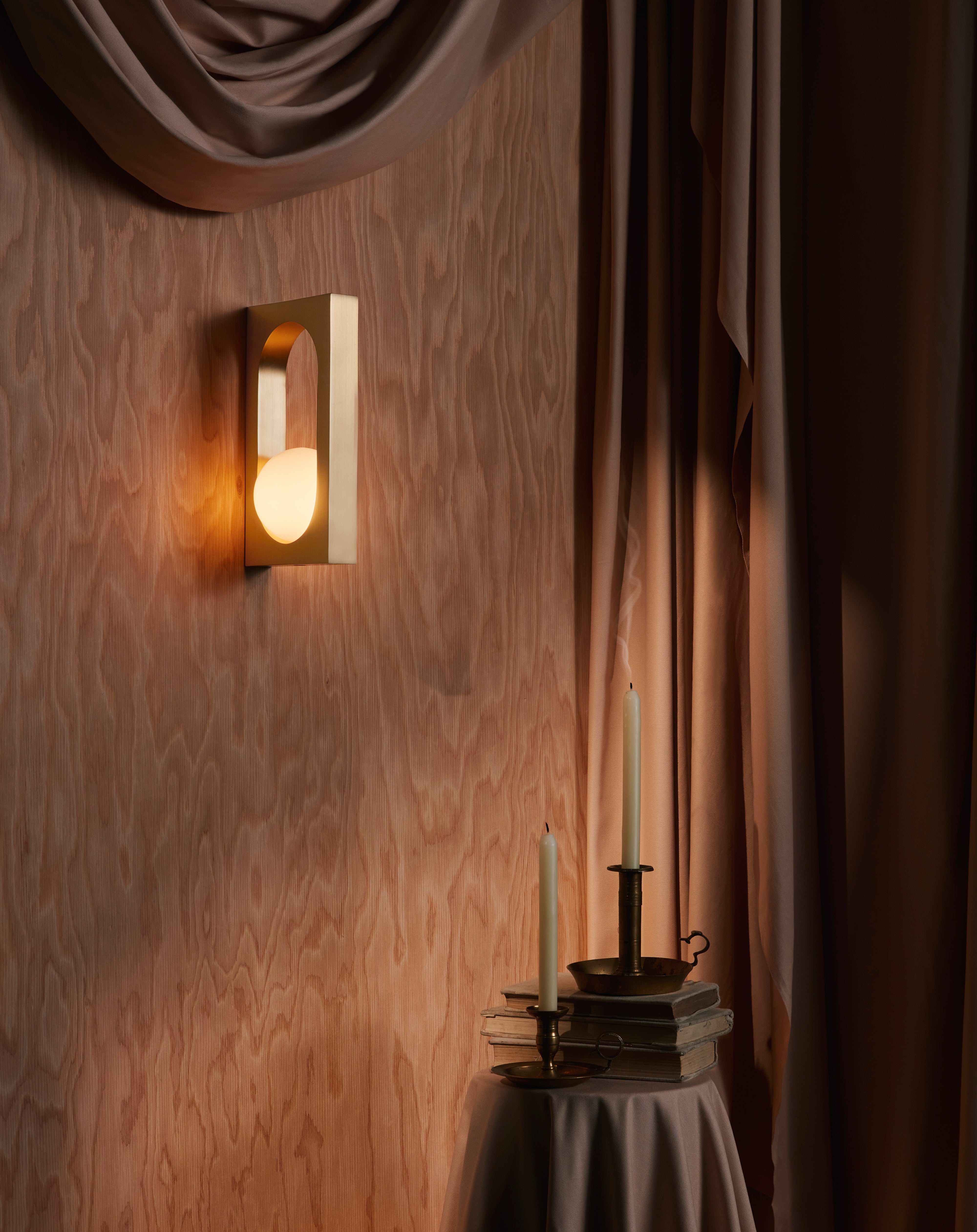 Wandlamp MYTHOS met opaal glazen kap en messing.