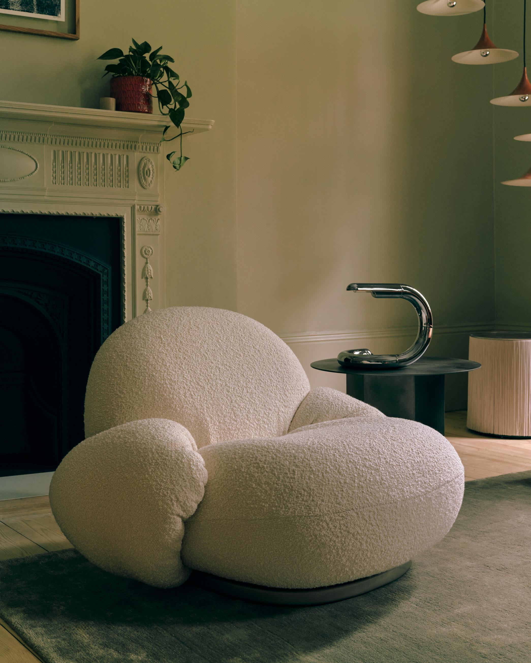 Fauteuil met armleuningen PACHA gestoffeerd met een gouden basis