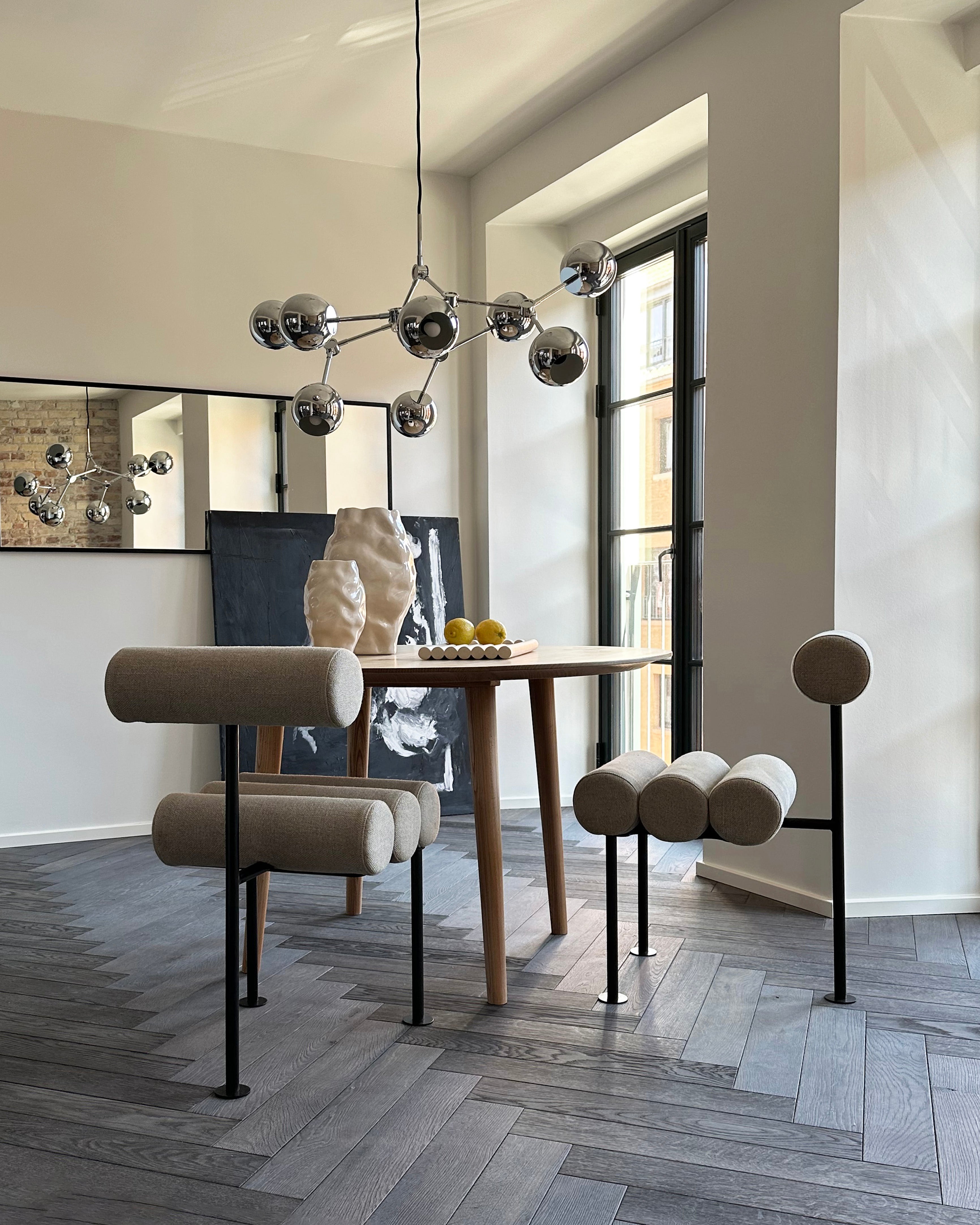 Stuhl HIRO beige mit schwarzem Gestell